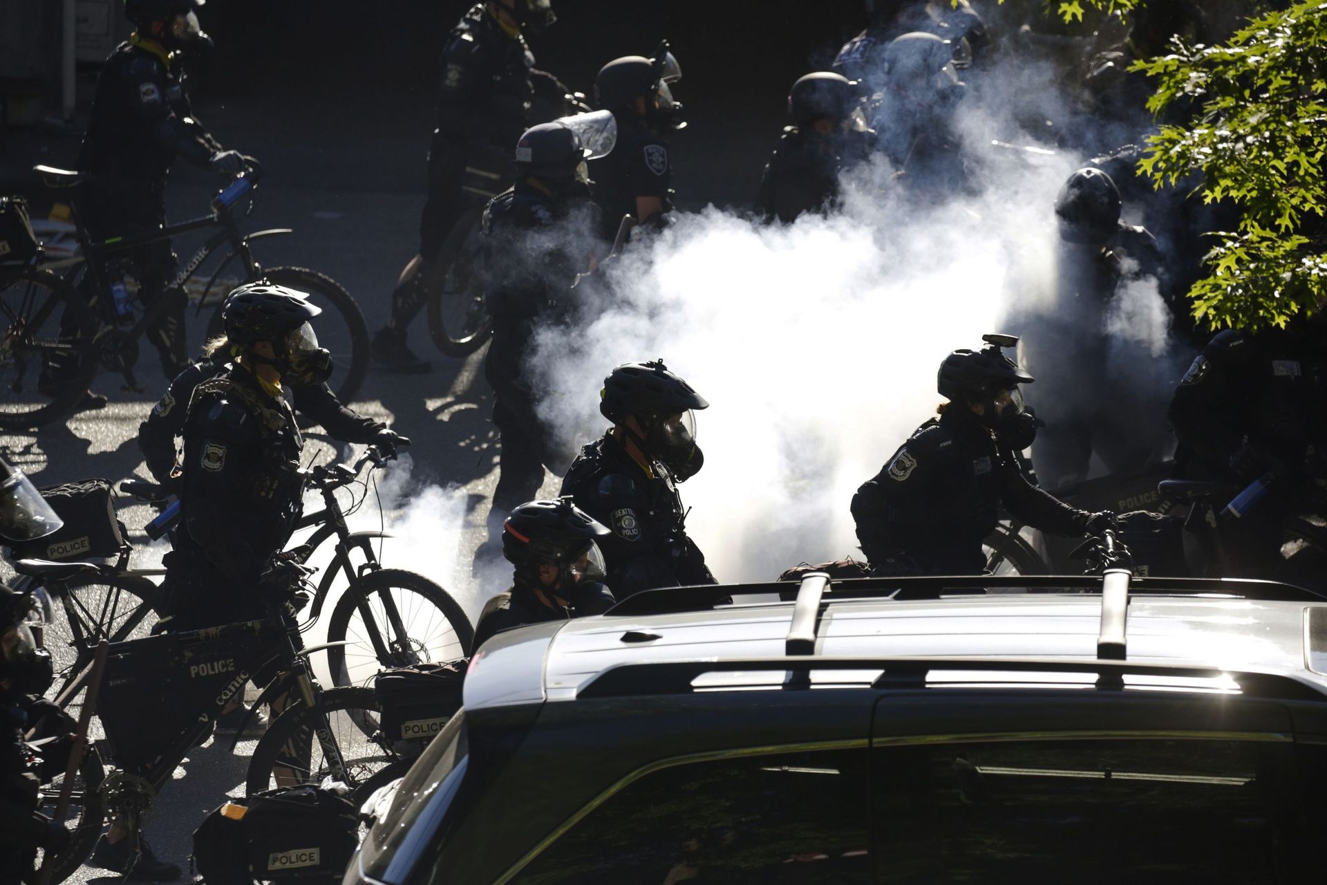 Policiers en vélos faisant face aux manifestants à Seattle (USA), le 26 juillet 2020