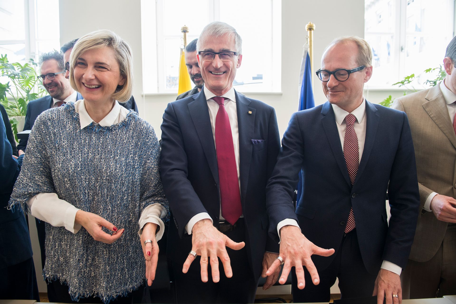 De gauche à droite: Hilde Crevits (CD&V) vice-ministre président, Geert Bourgeois (N-VA) ministre-président et Ben Weyts (N-VA) ministre du Transport.