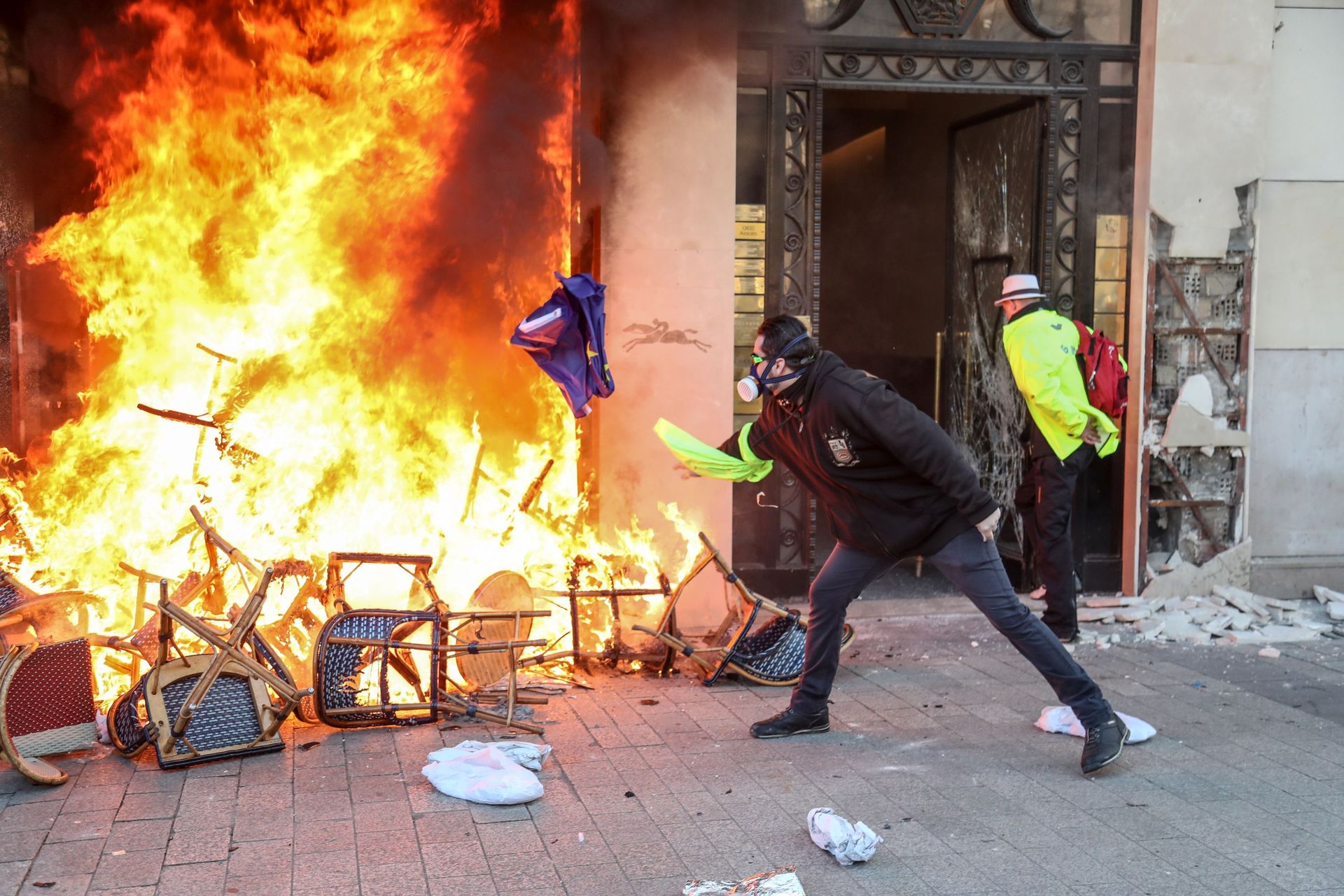"Gilets jaunes": de nombreux magasins ont été pillés et incendiés à Paris