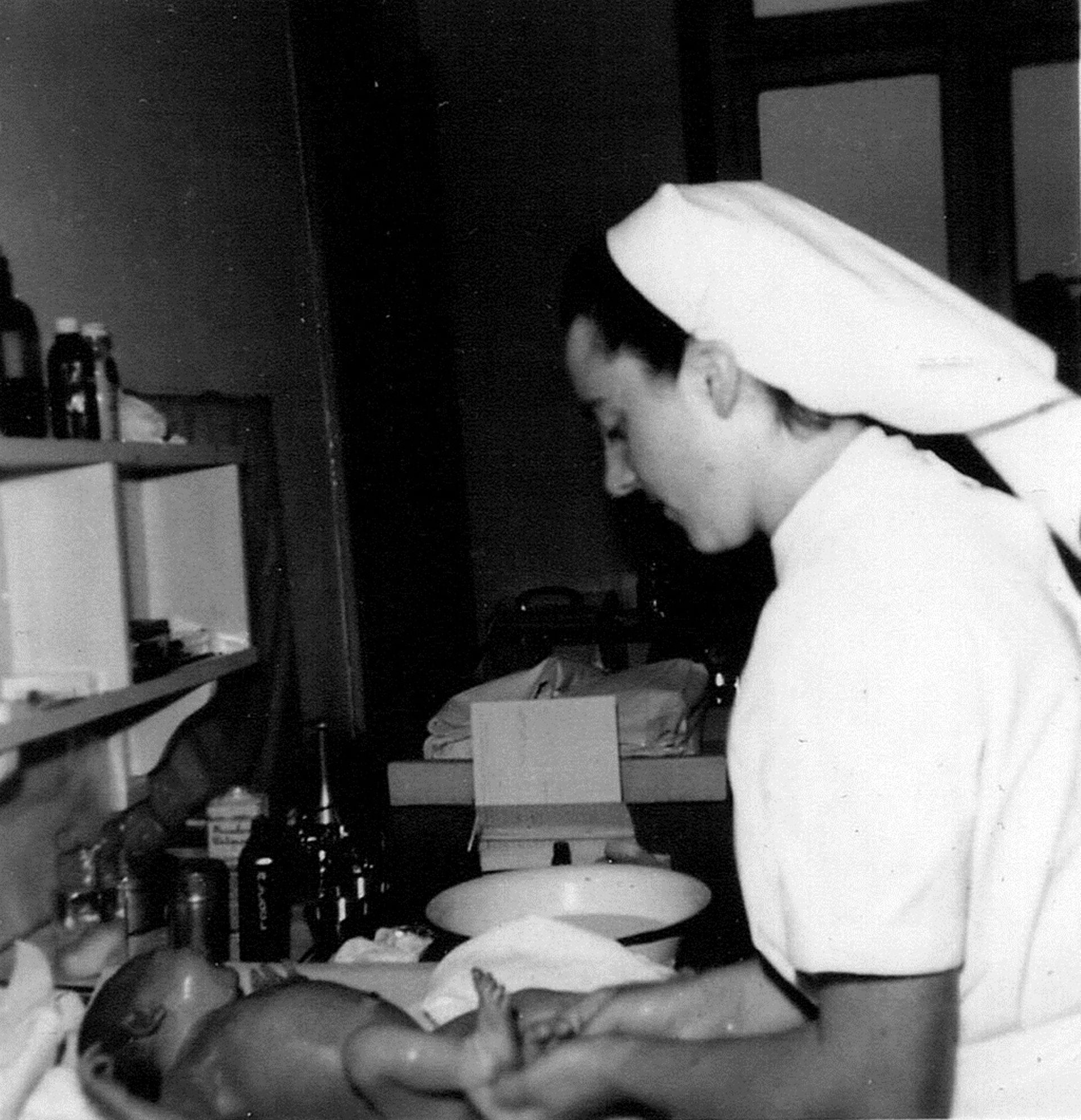 Lucy Deblon Marquet avec un nouveau-né, en 1955.