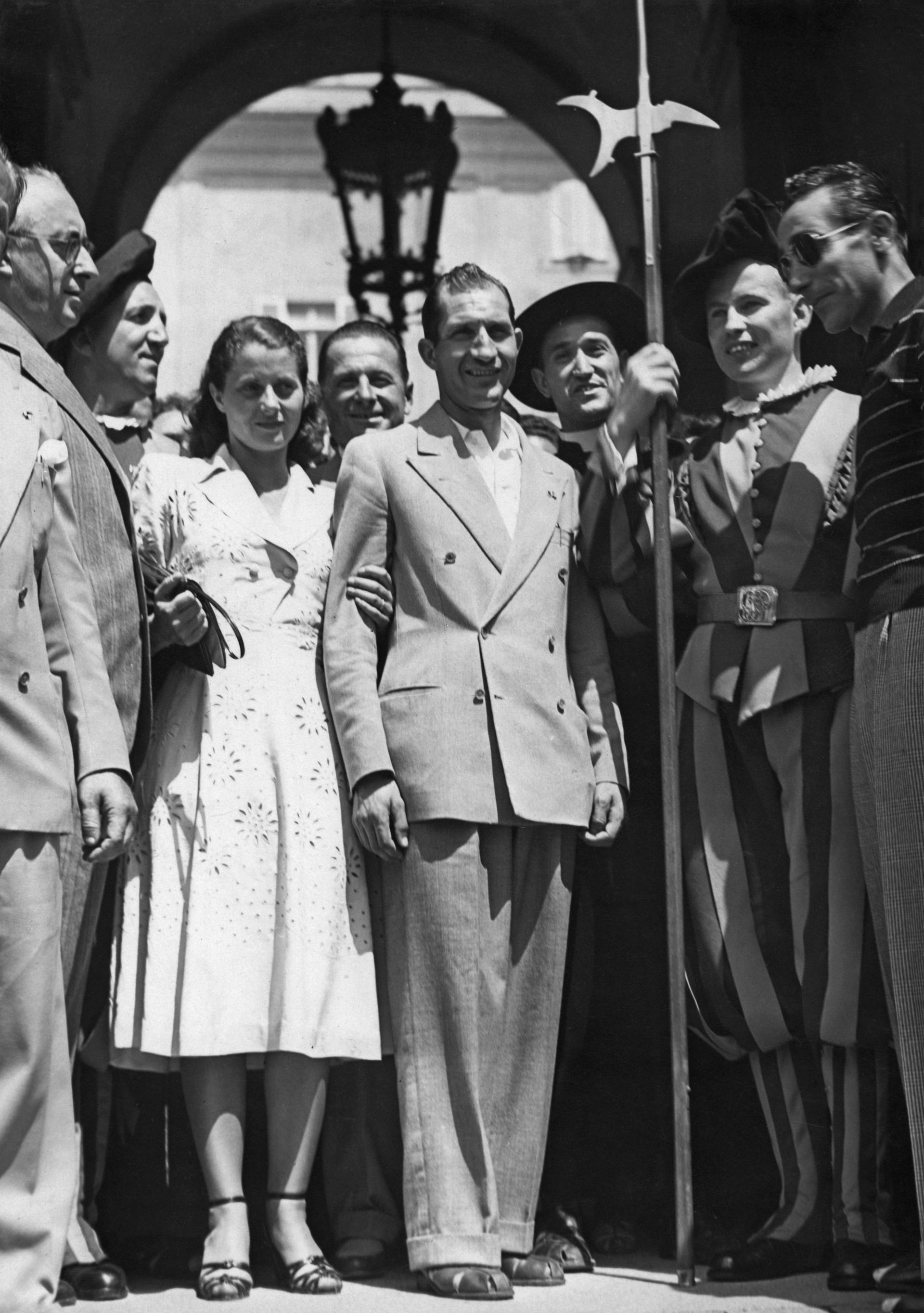 Gino et Adriana au Vatican, pour une audience avec Pie XII, après le tour de France 1948. 