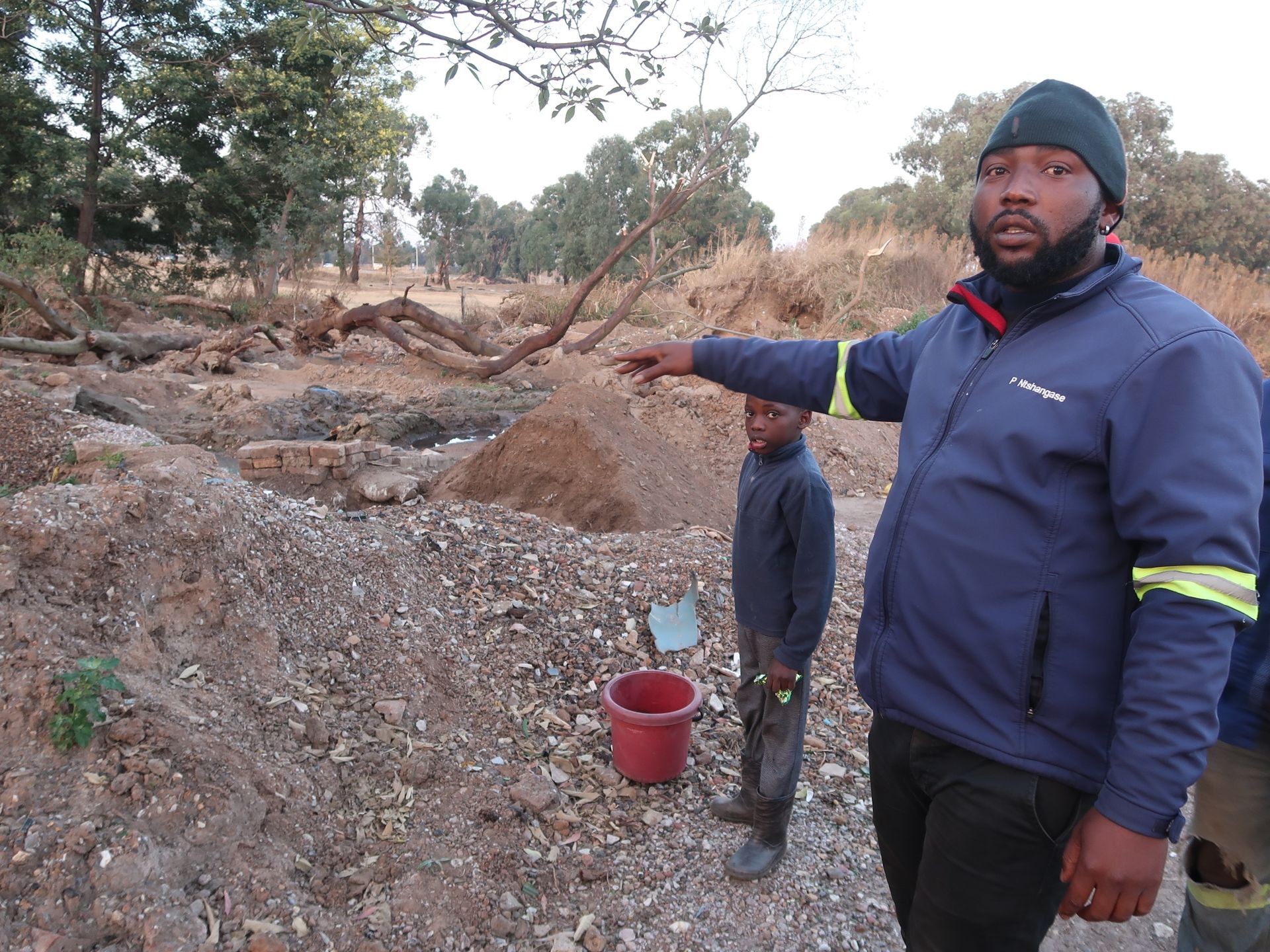 Paul Ntshangase montre un terrain utilisé par les orpailleurs