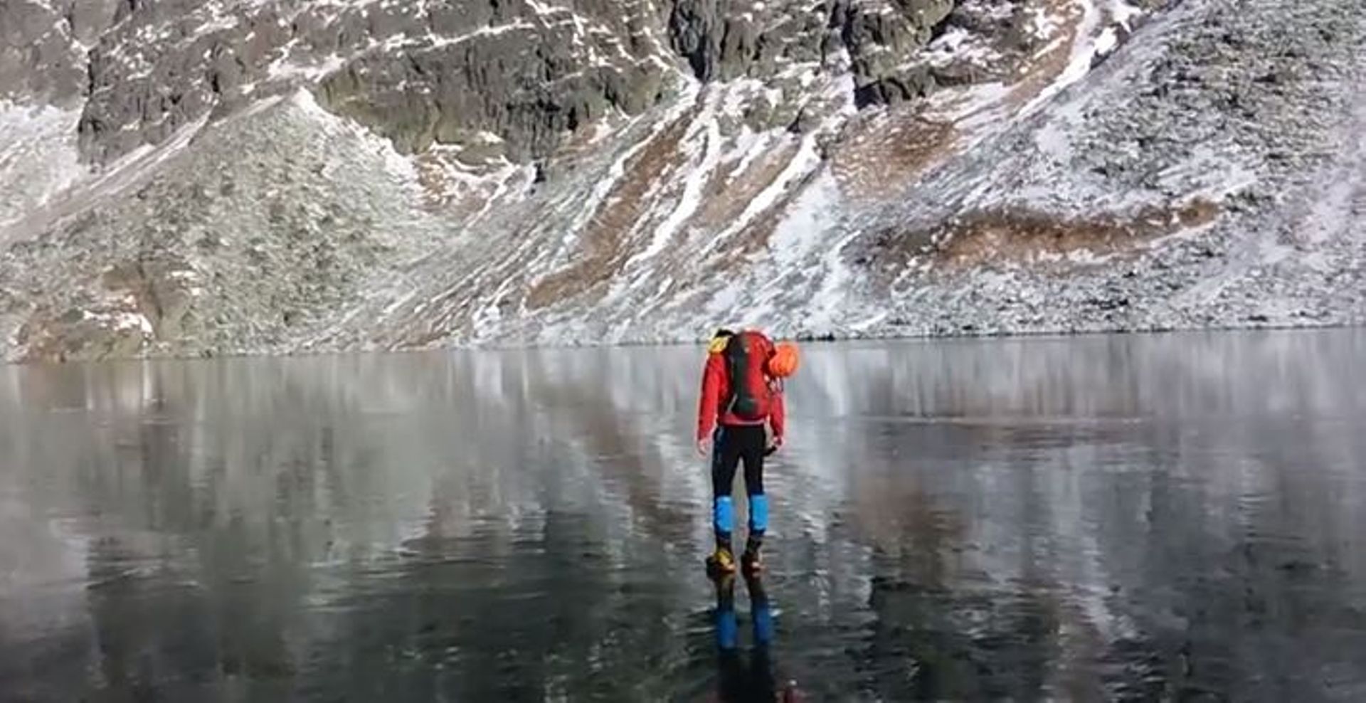 Promenade sur un lac gelé totalement transparent en Slovaquie - RTBF Actus