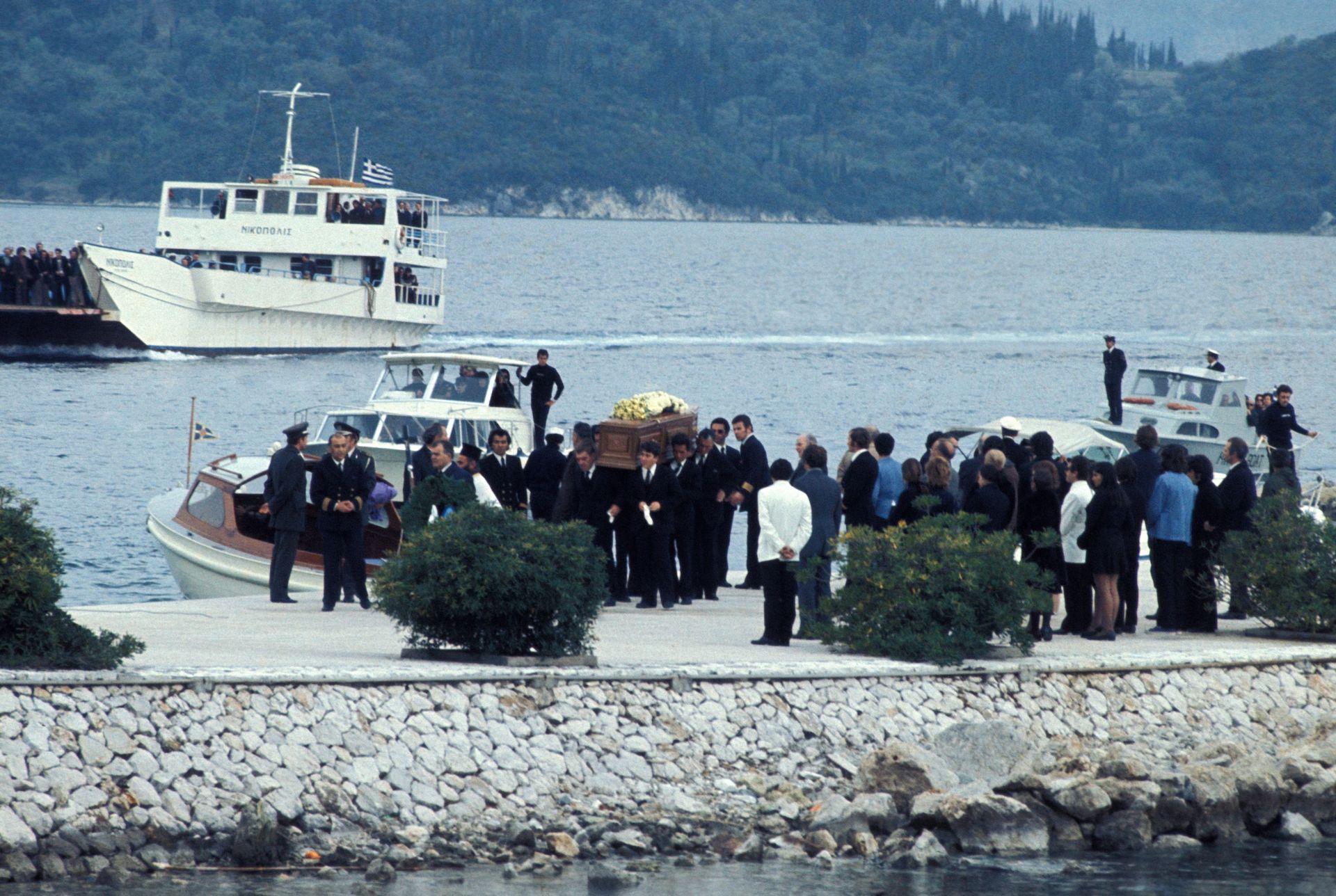 18 mars 1975, obsèques d’Aristote Onassis sur l’île de Skorpios.