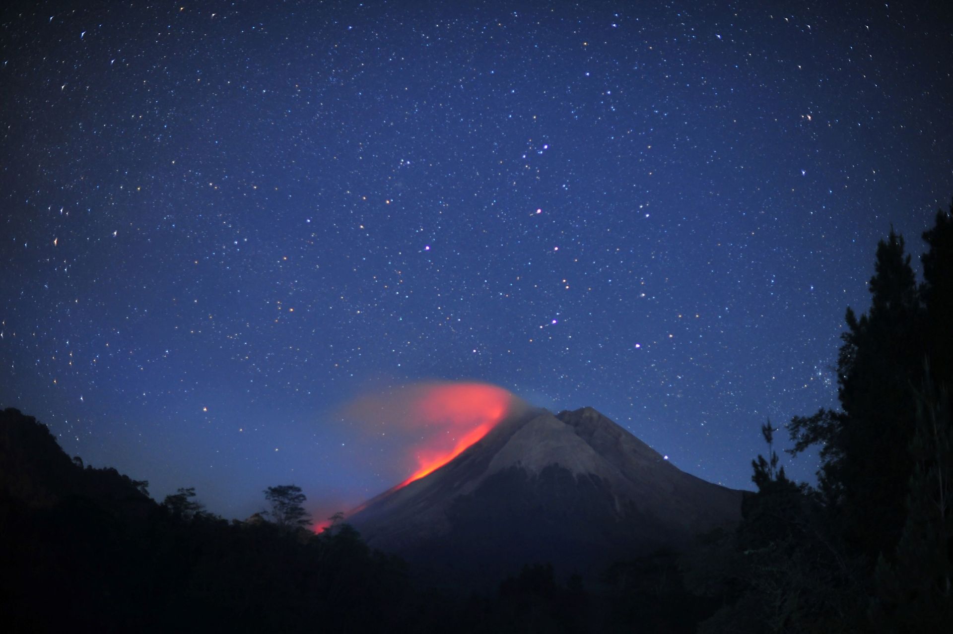 Le volcan Merapi, en Indonésie, est à nouveau actif - Le Soir