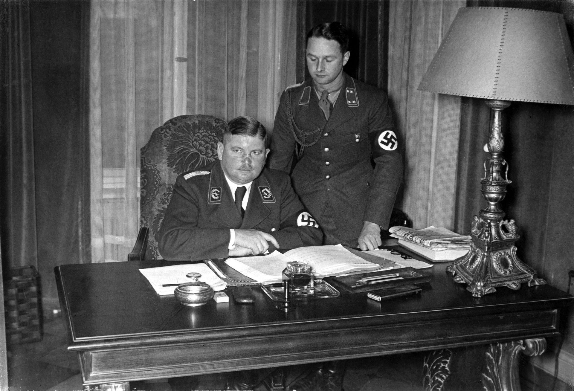 Vers 1934, Ernst Röhm à son bureau, avec son chef d’état-major, Graf Spreti. 
