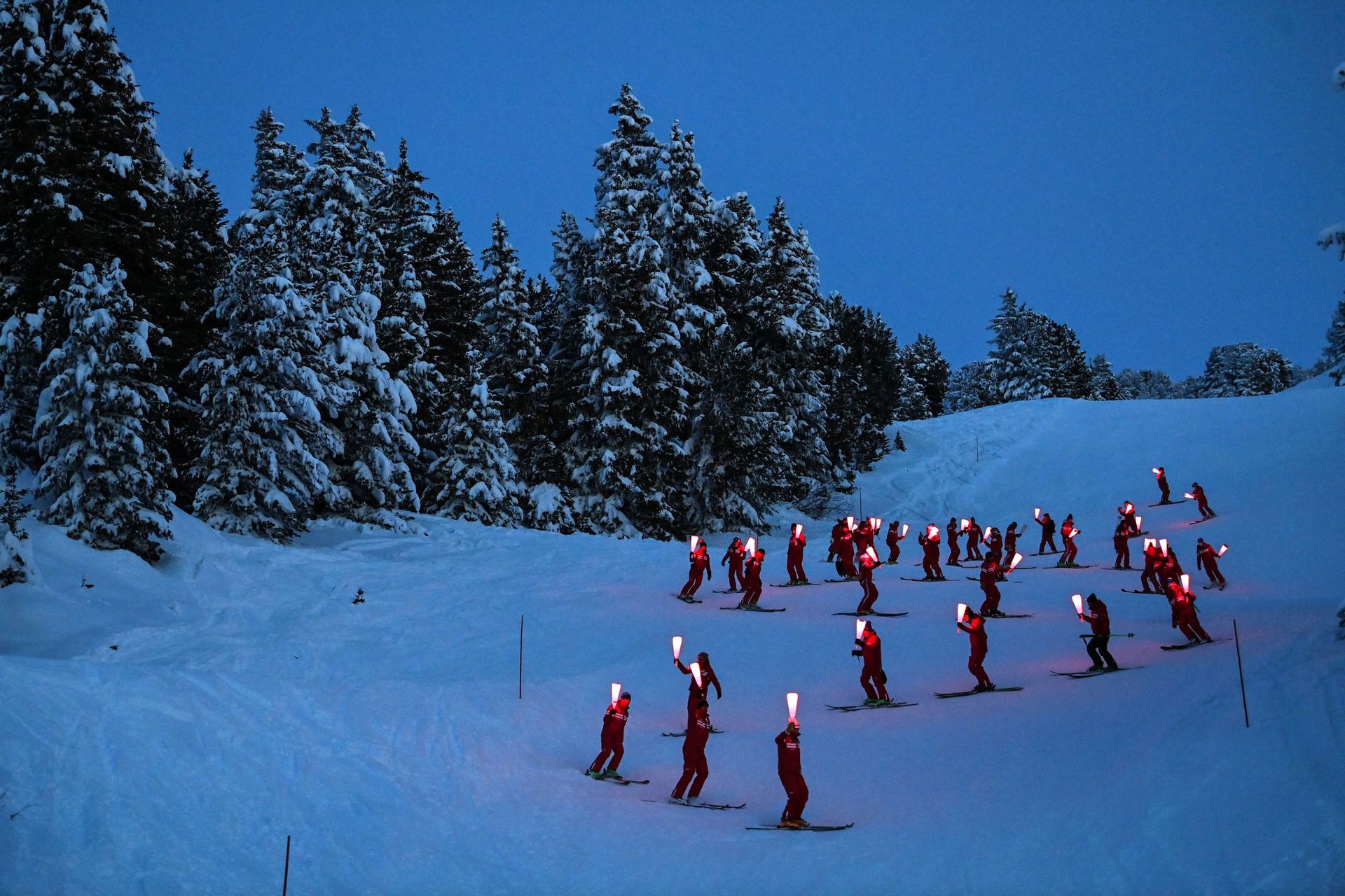 Descente aux flambeaux des moniteurs de l'ESF à Chamrousse (Isère) en janvier 2021