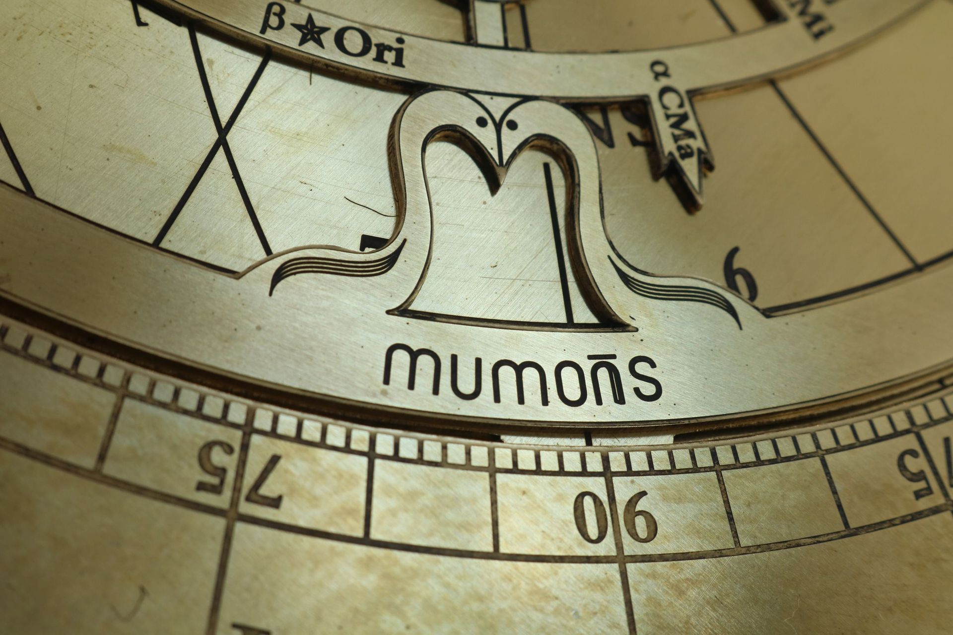 Détail de l’astrolabe du Musée de l’Université de Mons (MUMONS)