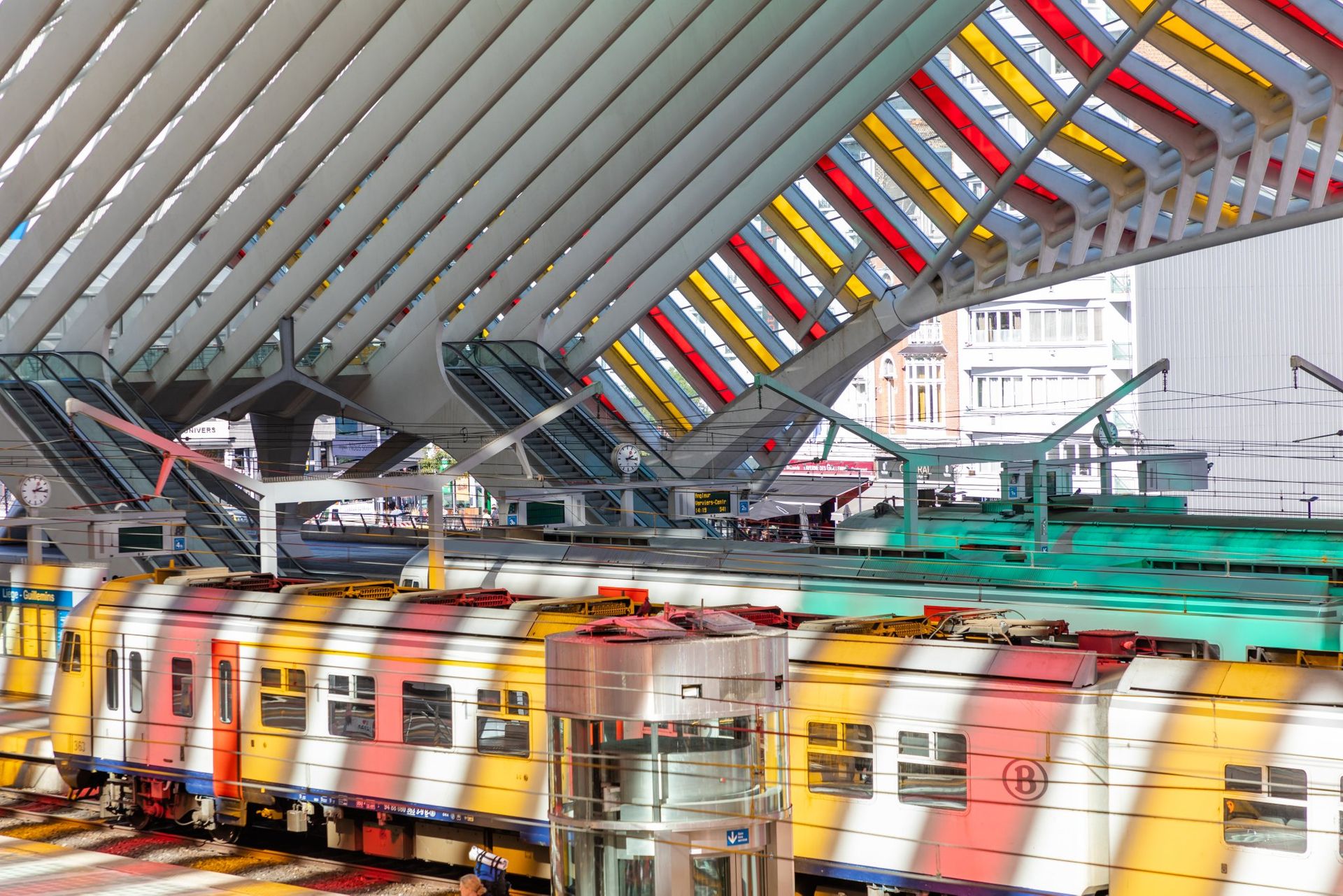 On a testé pour vous l’Oeuvre de Daniel Buren à la gare de Liège ...