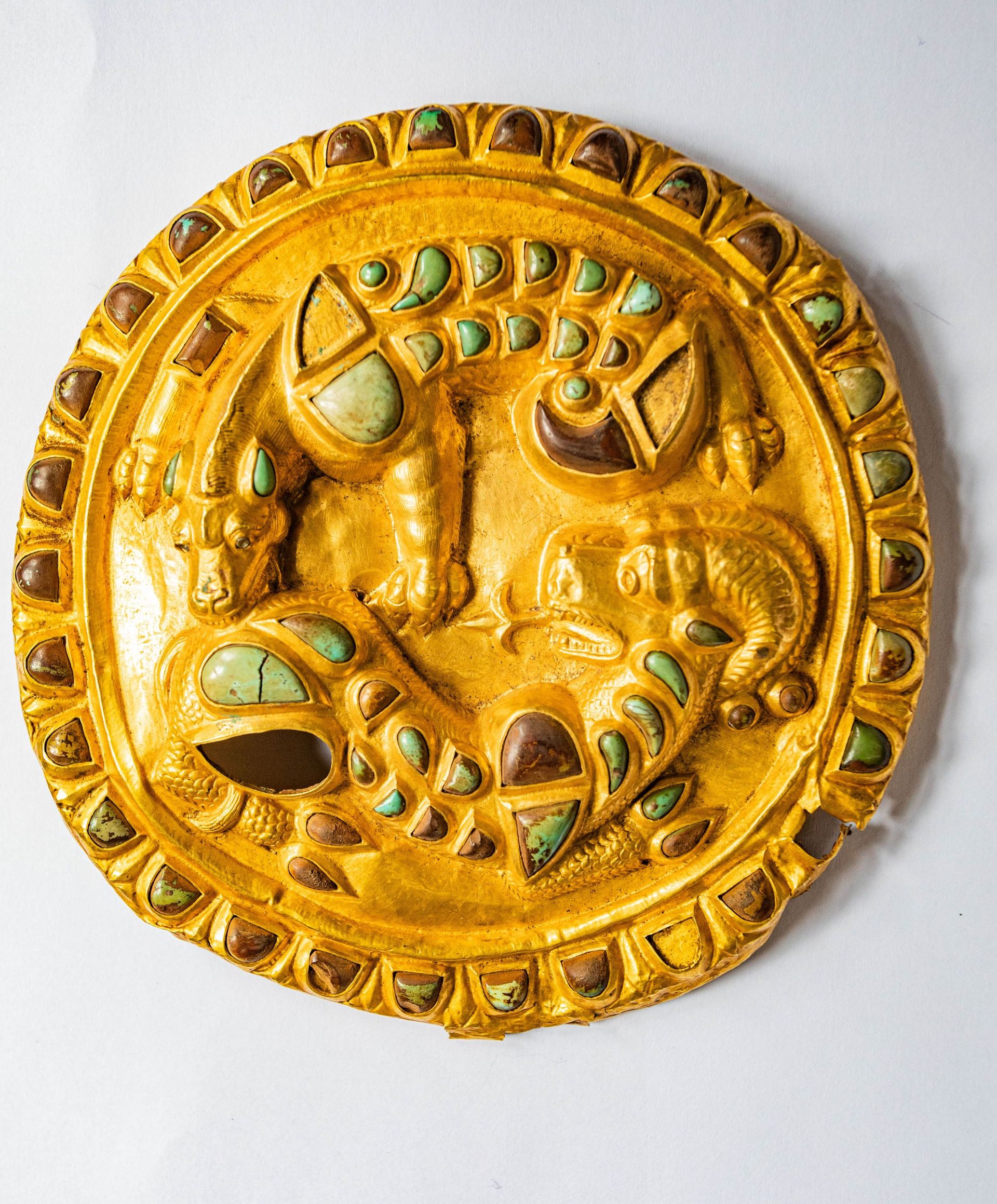 Boucle en or avec des scènes de combat d’animaux, 1e-2e siècle avant J.-C., Trésor de Gonio
