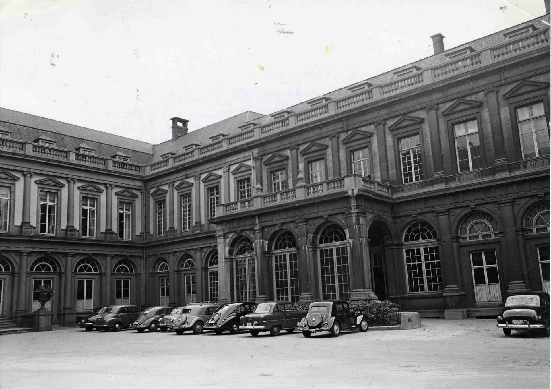 Dans la cour d'honneur du Palais d'Egmont en 1953.