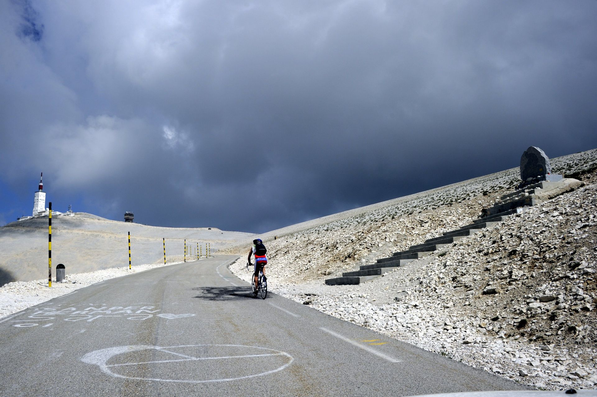 France un cycliste belge meurt au sommet du Mont Ventoux rtbf.be