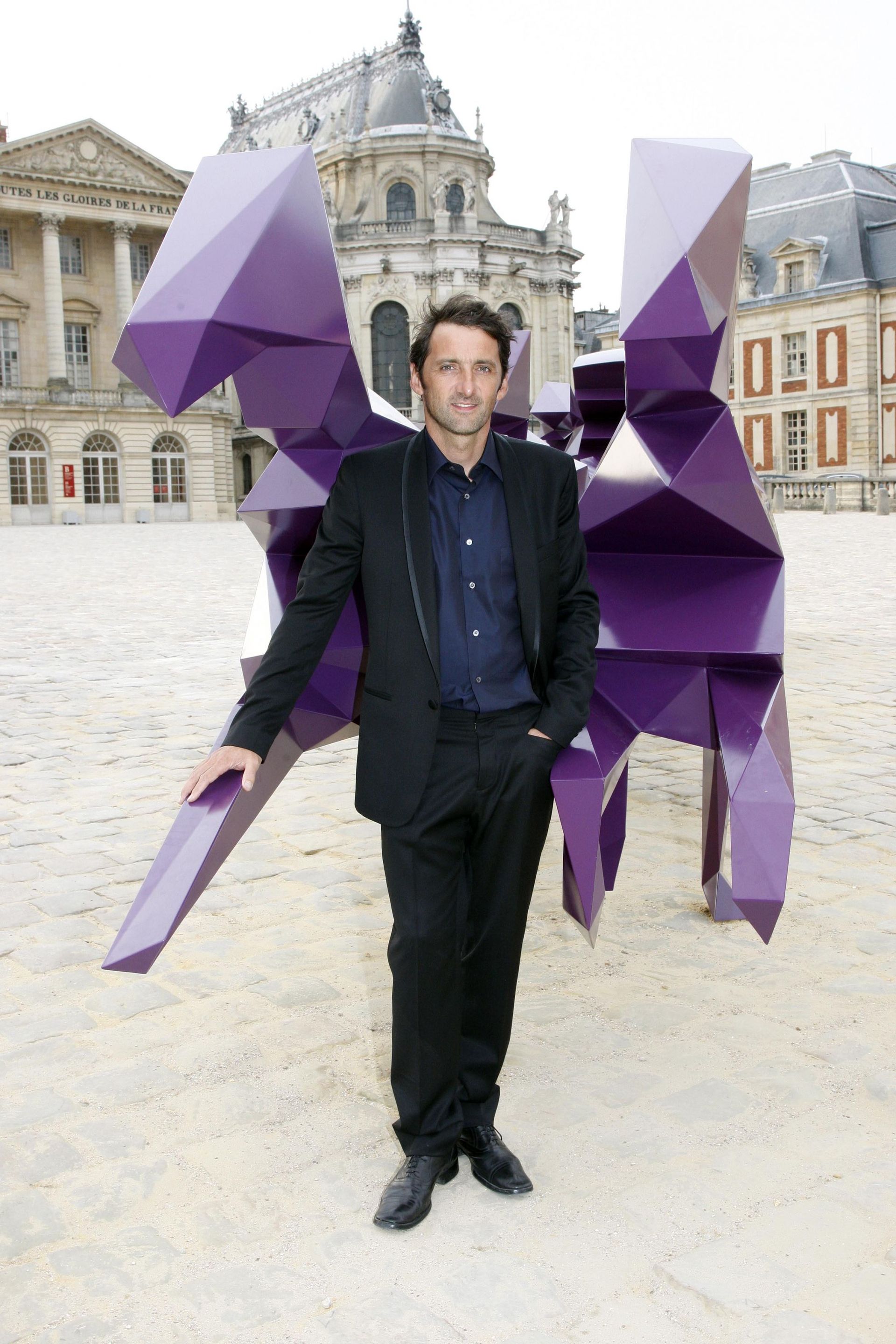 En 2009, dans la cour royale du château, Xavier Veihlan devant son « Carrosse ».