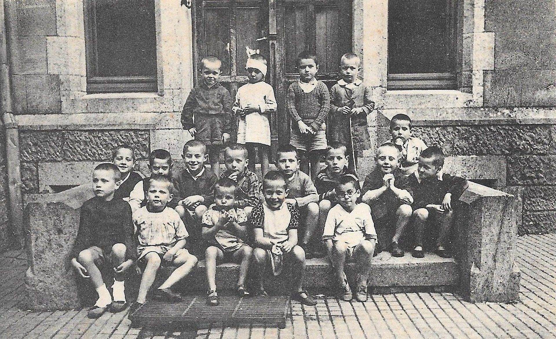 Un groupe d'enfants sur les marches du château de Faing.