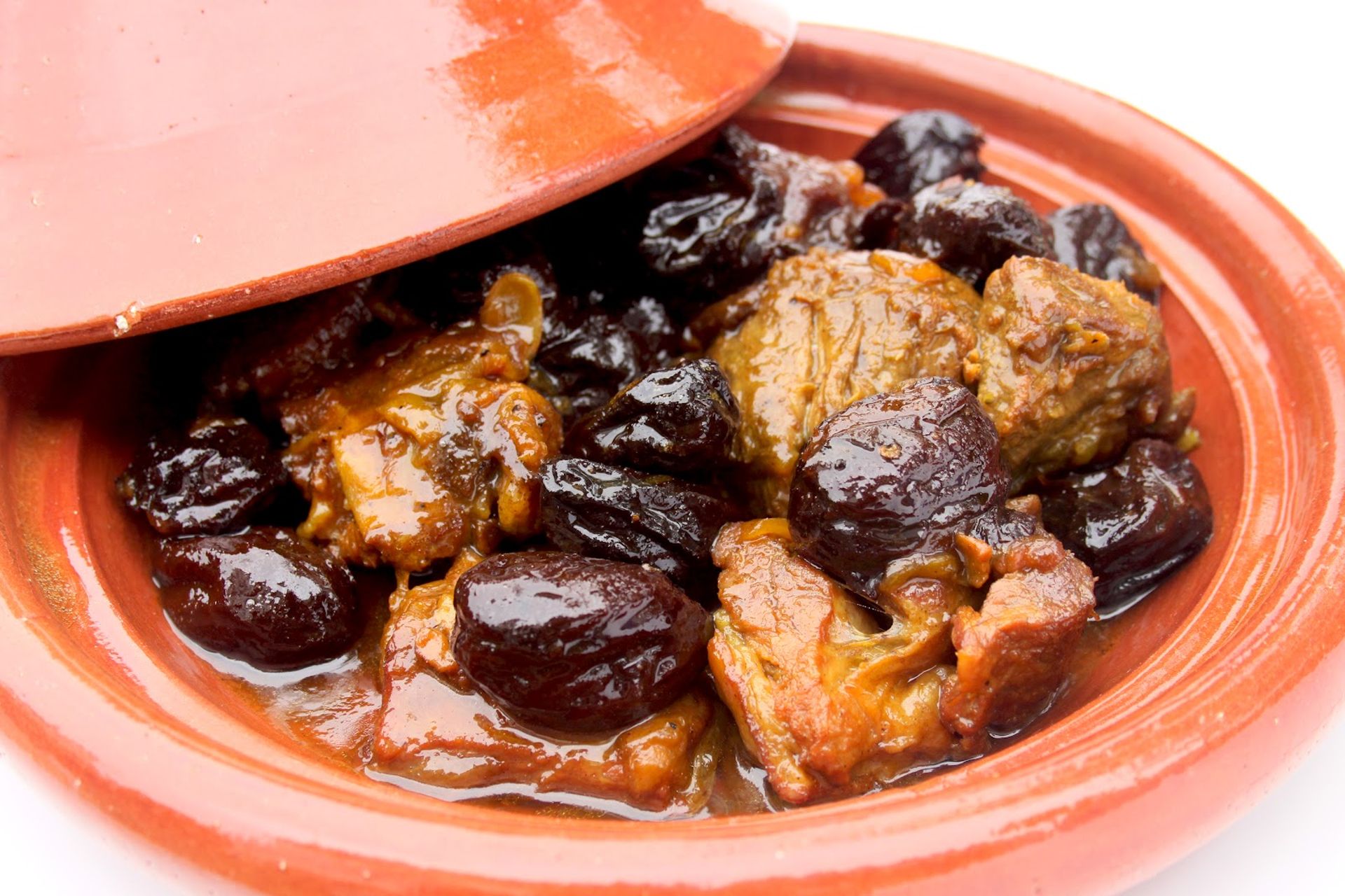 Курага чернослив приготовление. Moroccan Tajine. Тажин с бараниной овощами и черносливом. Тажин блюдо. Блюда в таджине.