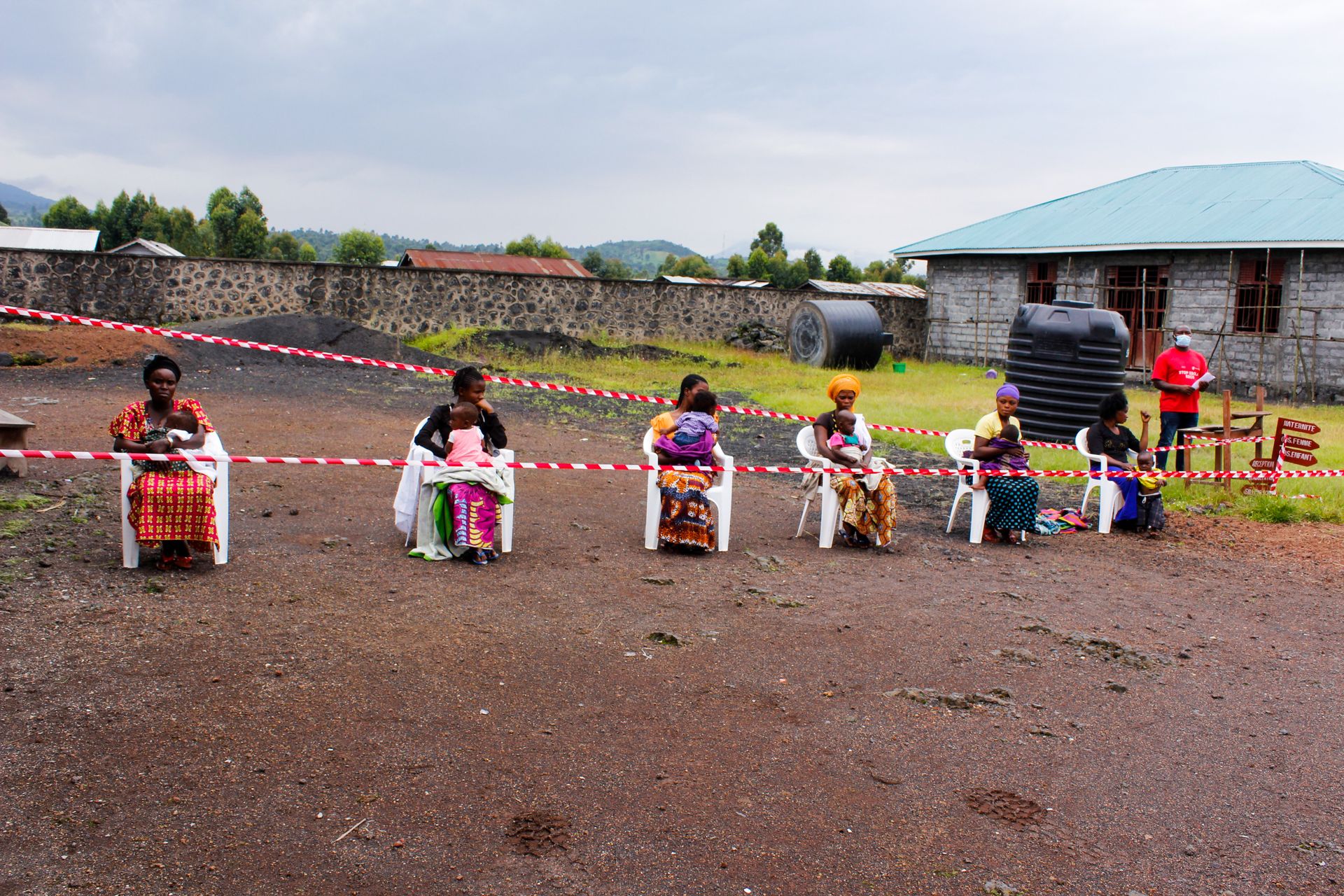 Des mères attendant de faire vacciner leurs enfants dans le cadre d'une campagne de vaccination contre la rougeole à Goma - 21 avril 2020.