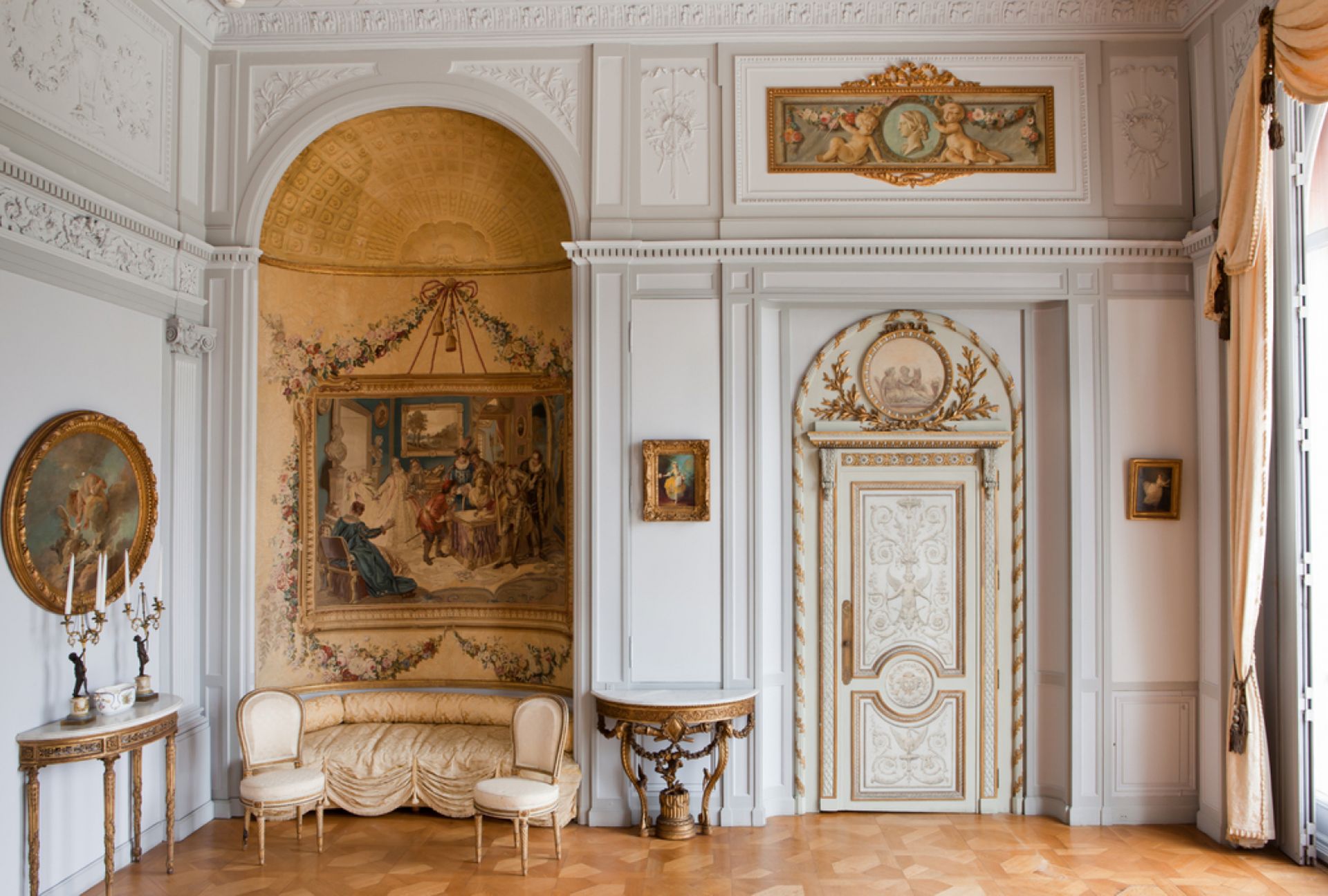 L’une des alcôves du Salon Louis XV.