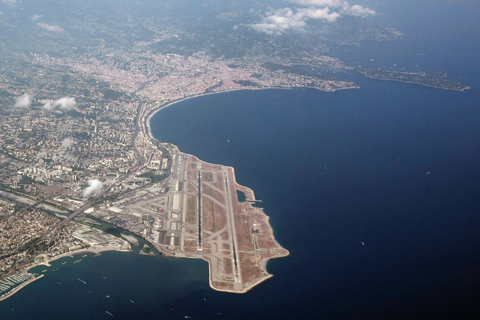 Aéroport de Nice, sis le long de la grande bleue, en juillet 2019