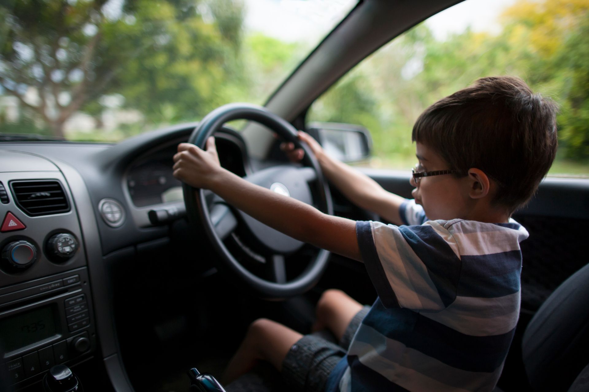 Un enfant de 8 ans filmé au volant d'une voiture : 'C'est risquer