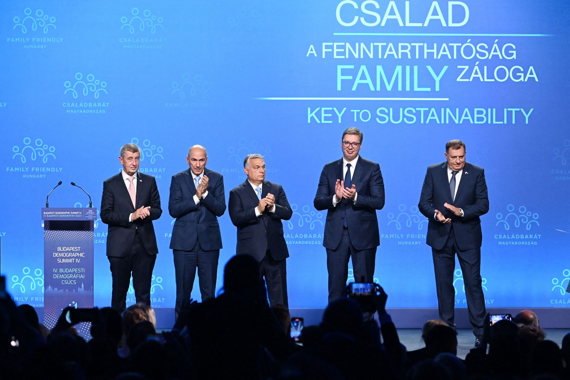 Le Premier ministre tchèque Andrej Babis, le Premier ministre slovène Janez Jansa, le Premier ministre hongrois Viktor Orban, le président serbe Aleksandar Vucic et le président de la présidence de Bosnie-Herzégovine Milorad Dodik se tiennent sur la scène