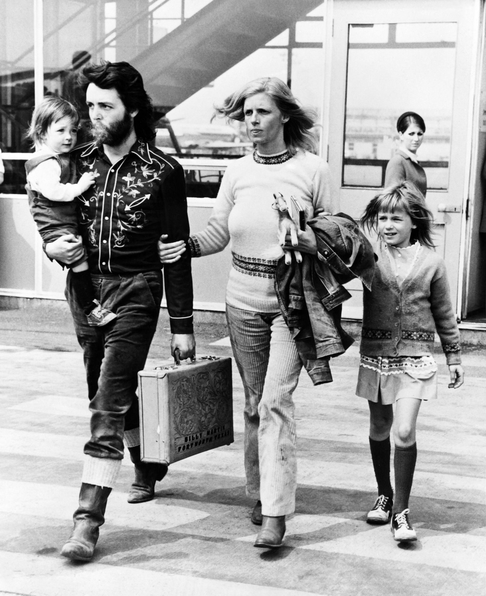 Paul McCartney, Linda McCartney et leurs enfants, le 13 mai 1971 à Londres.