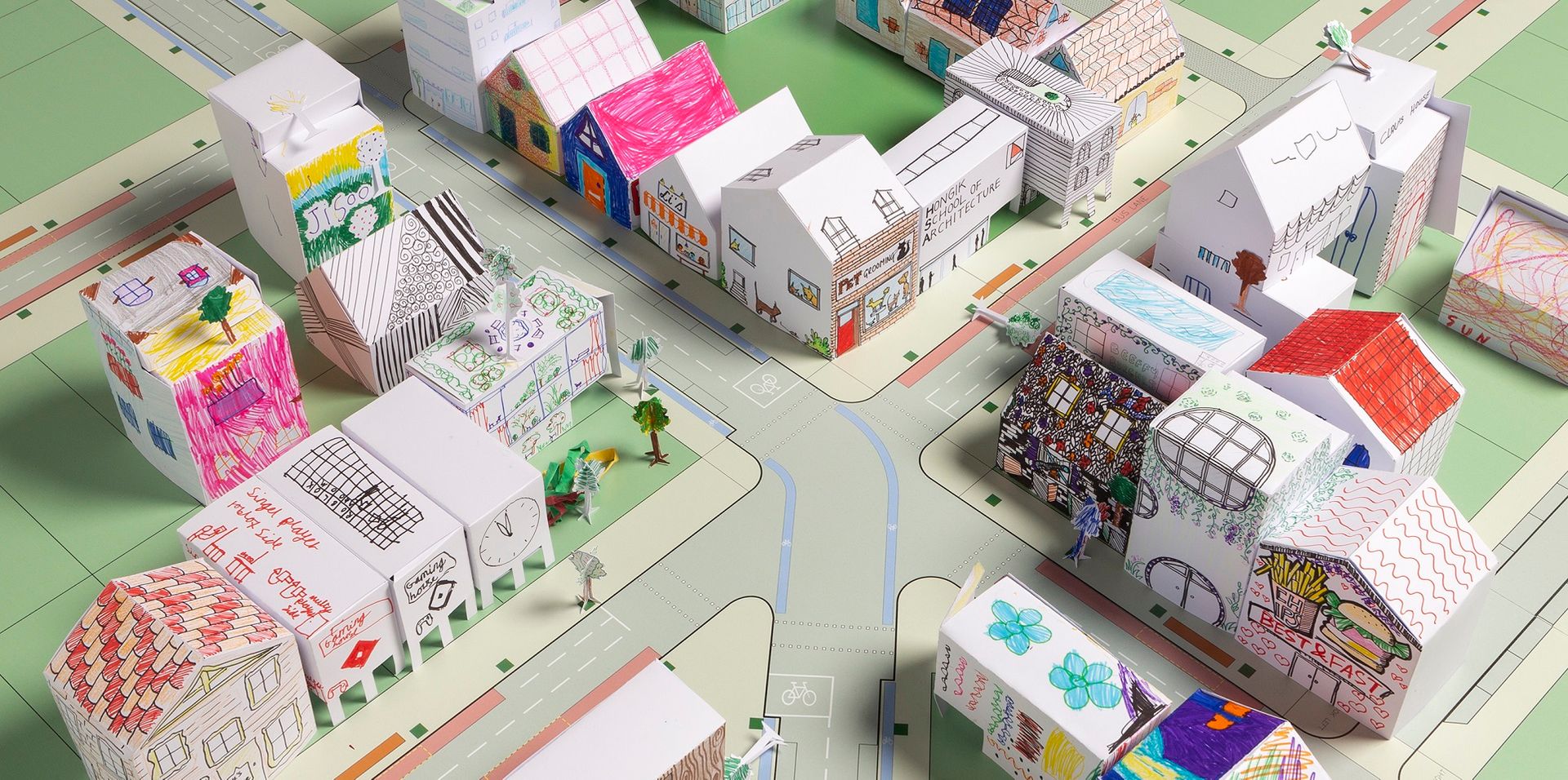 Idée d'activité d'intérieur pour enfants : créer une ville et une tour en  origamis