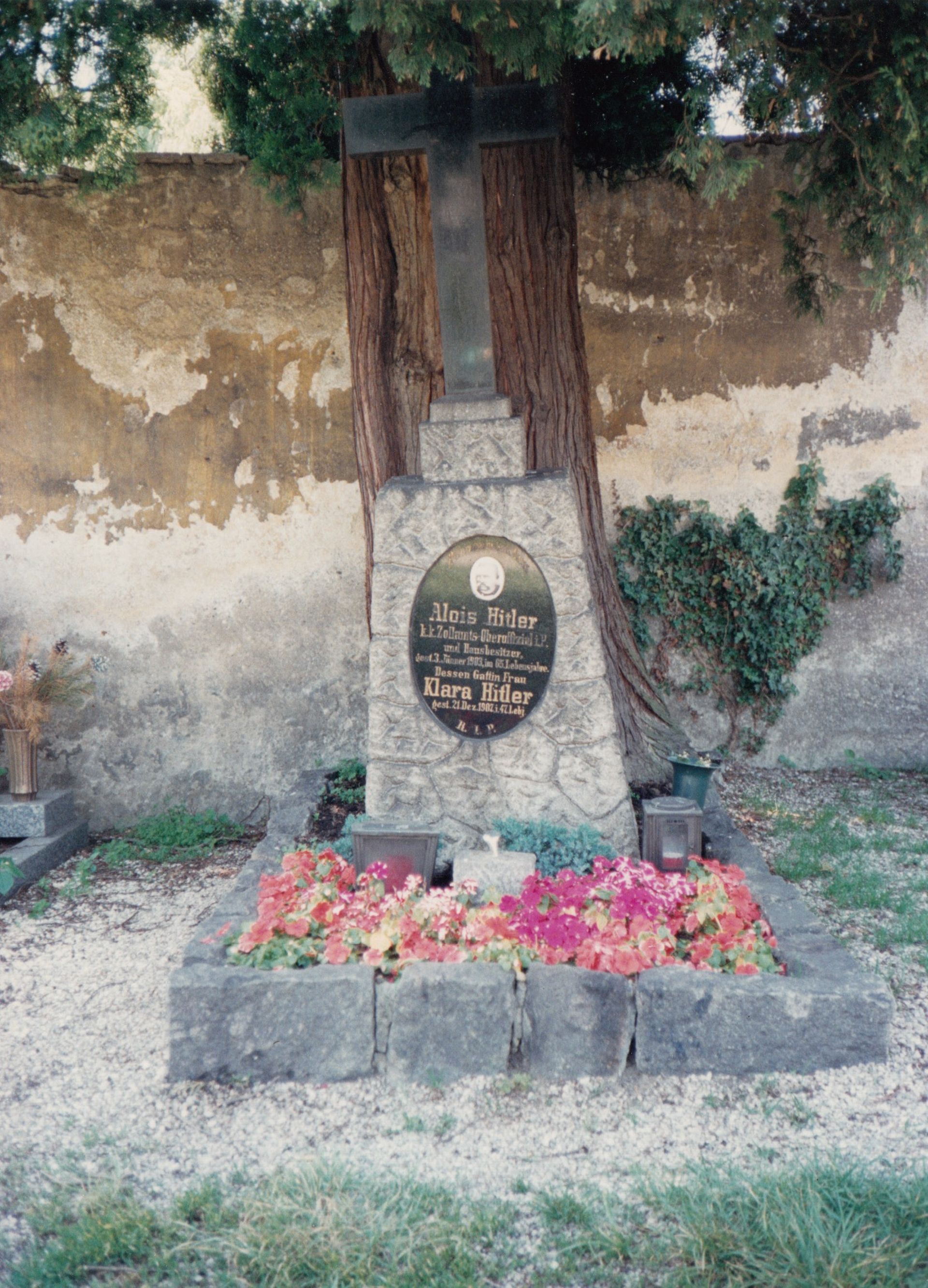La tombe des parents d’Hitler, à Leonding ; le monument a été supprimé en 2013, suite à la crainte de devenir lieu de mémoire fréquenté par les néo-nazis.