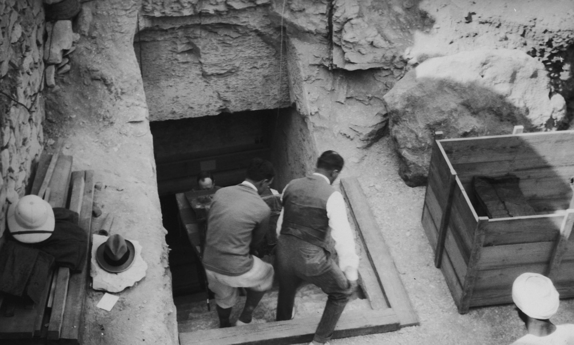 1923, sortie des trésors de la tombe de Toutânkhamon. 