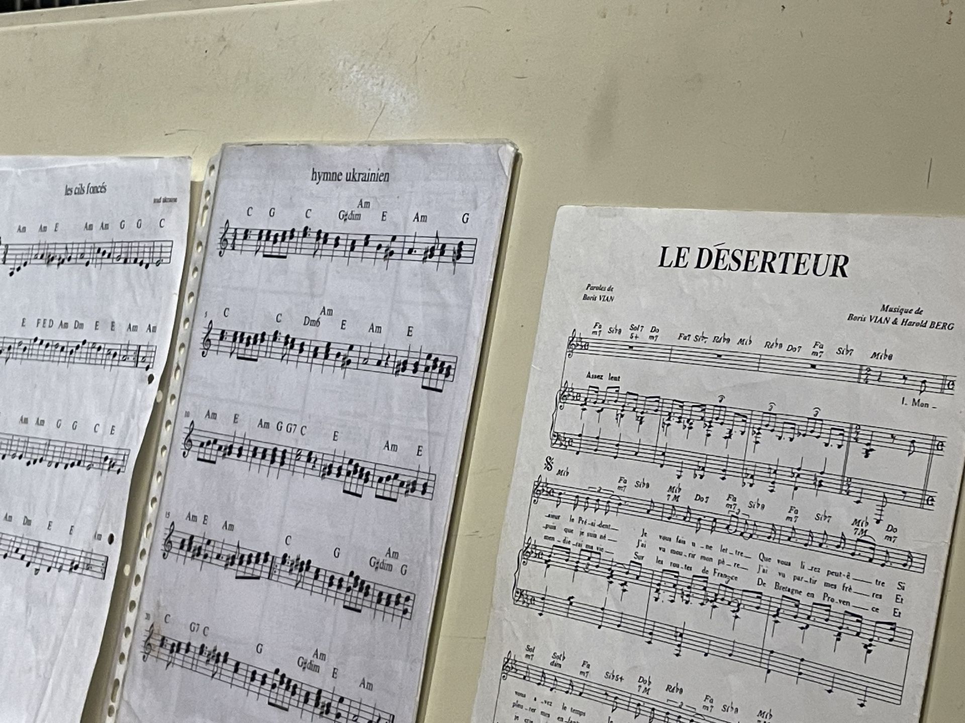 Côté à côte, l’hymne ukrainien et "Le Déserteur" de Boris Vian.