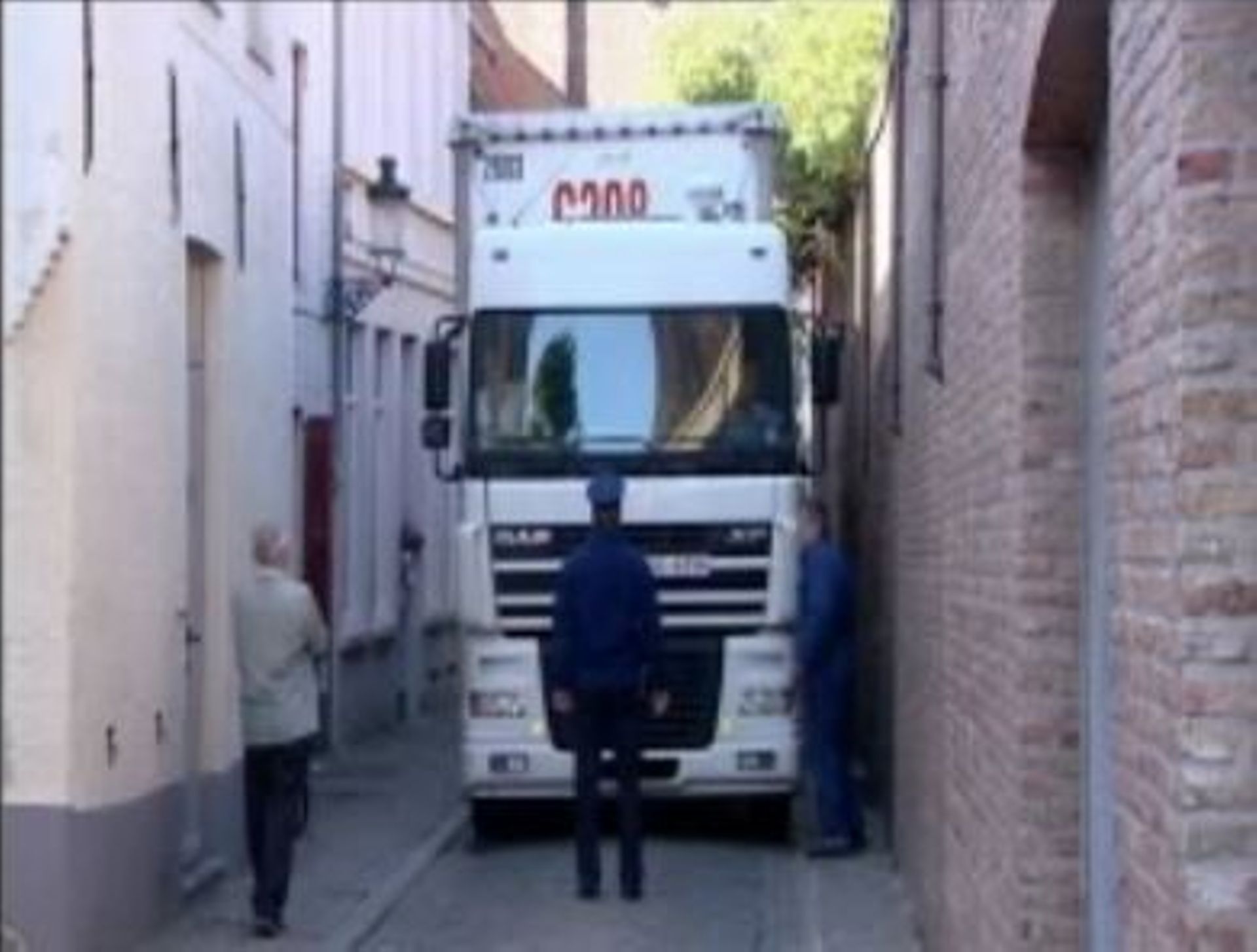 Un camionneur piégé par son GPS dans une rue étroite à Bruges