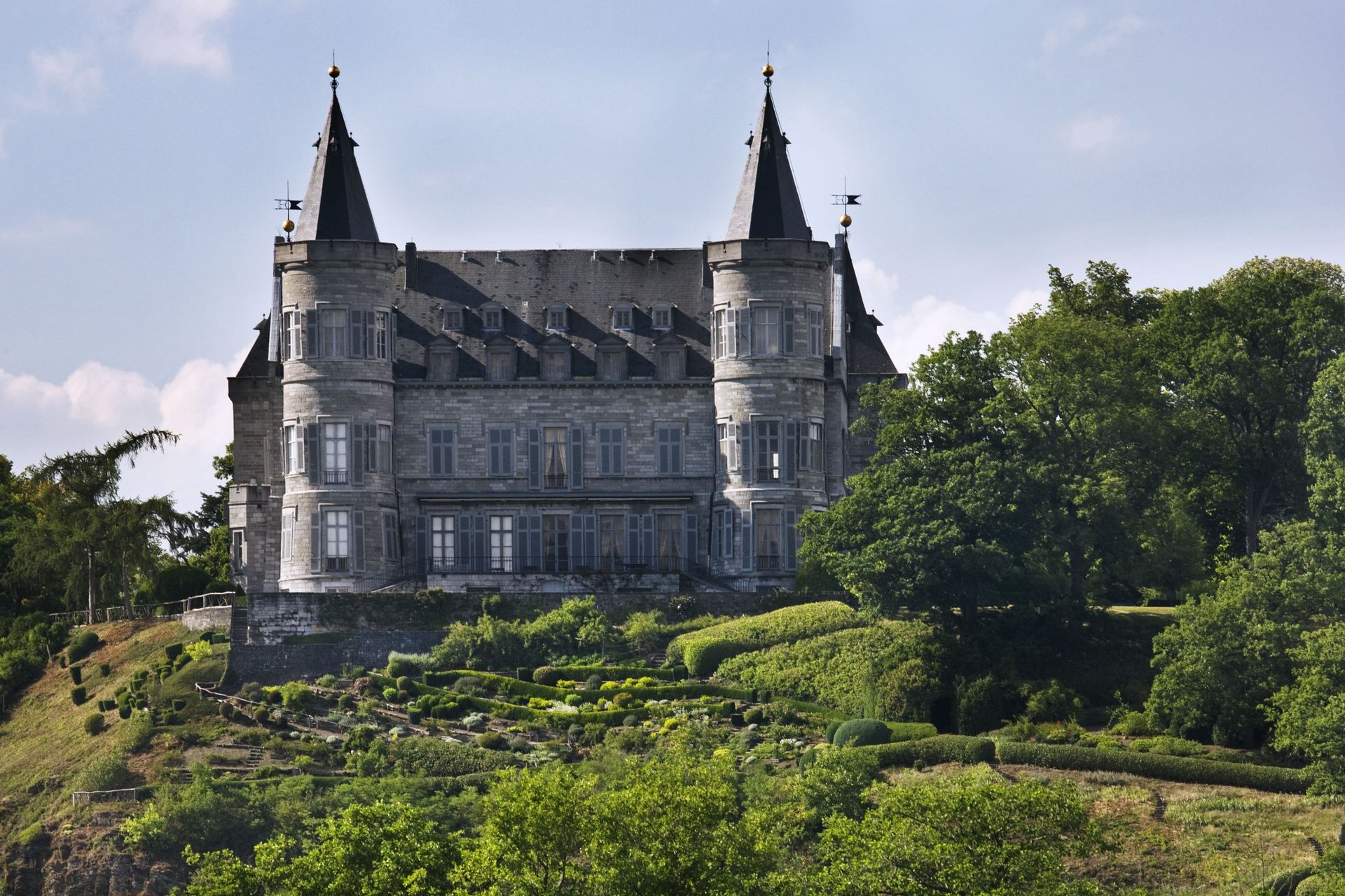 Le château de Ciergnon et une petite partie de ses jardins à flanc de coteau.