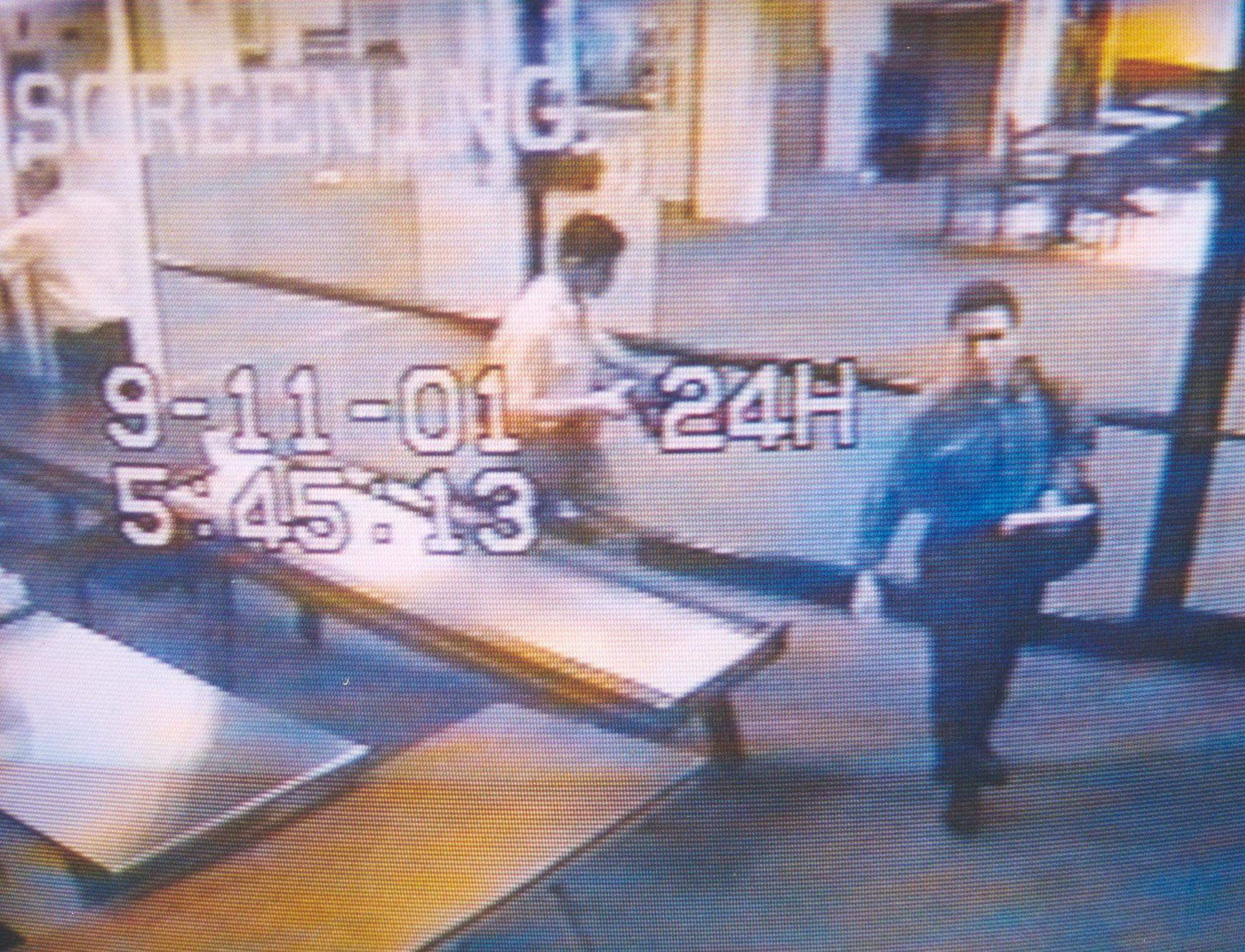 Une caméra de surveillance photographie deux hommes identifiés par les autorités comme les pirates de l’air présumés Mohammed Atta (D) et Abdulaziz Alomari (G) alors qu’ils traversent la sécurité de l’aéroport le 11 septembre 2001 au Portland Internationa
