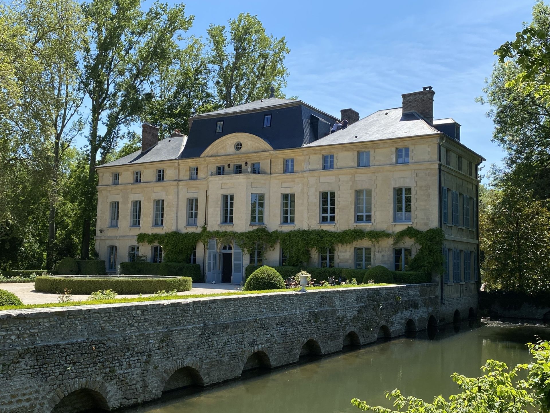 La façade principale du château de Primard…