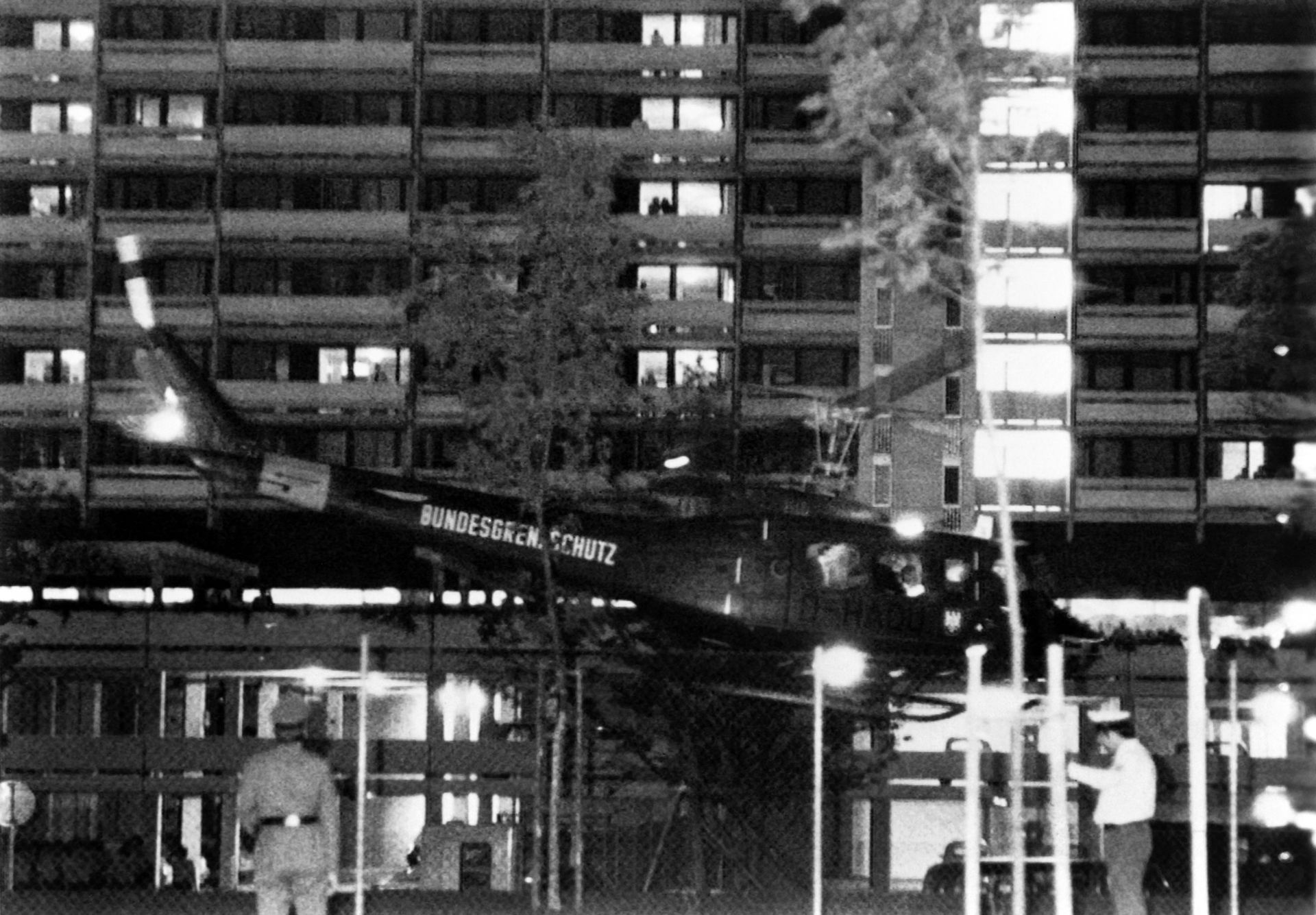 Un hélicoptère de l'armée avec de commande arabe et des otages décolle du village olympique pour la base aérienne de Furstenfeldbruck, le 5 septembre 1972.