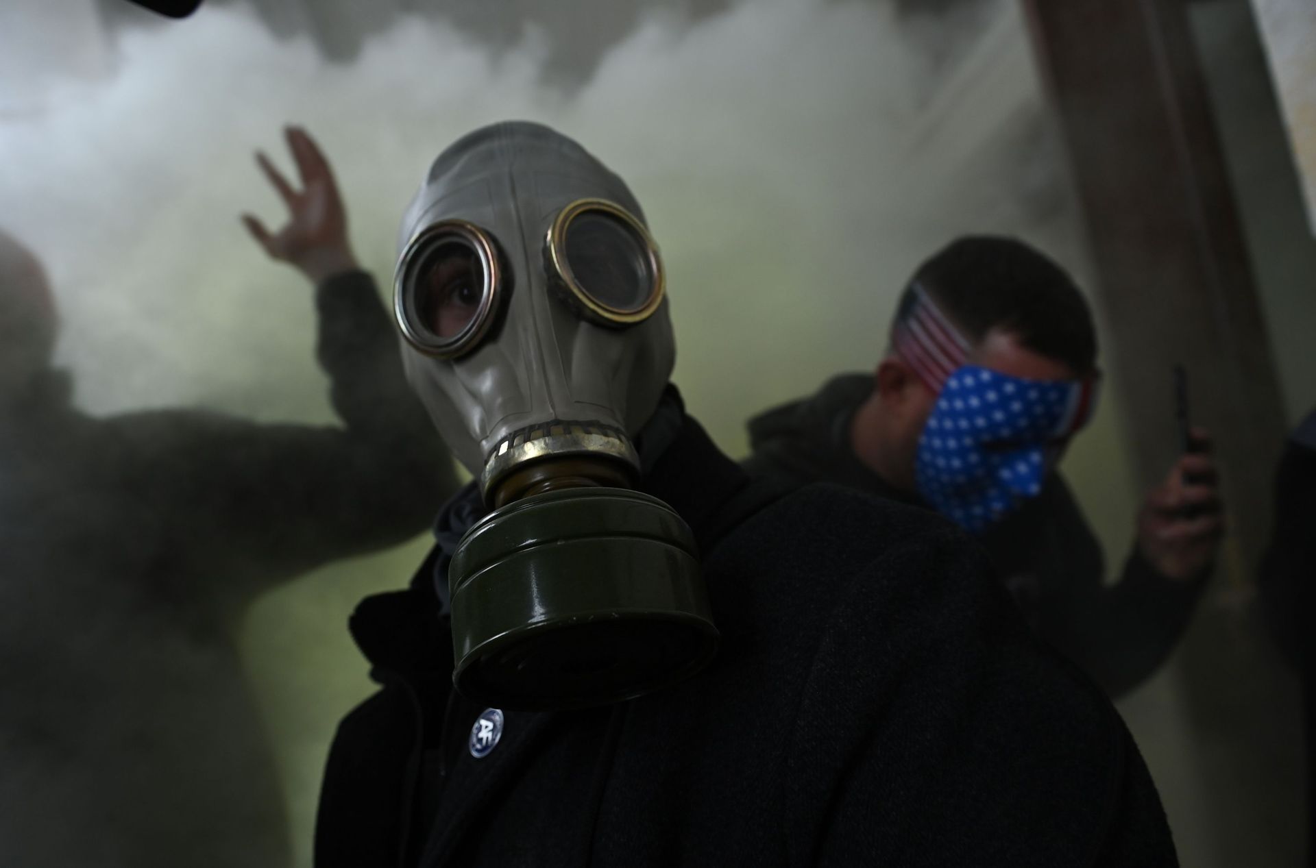 Gaz lacrymogène utilisé par des manifestants à l'intérieur du Capitole, le 6 janvier 2021