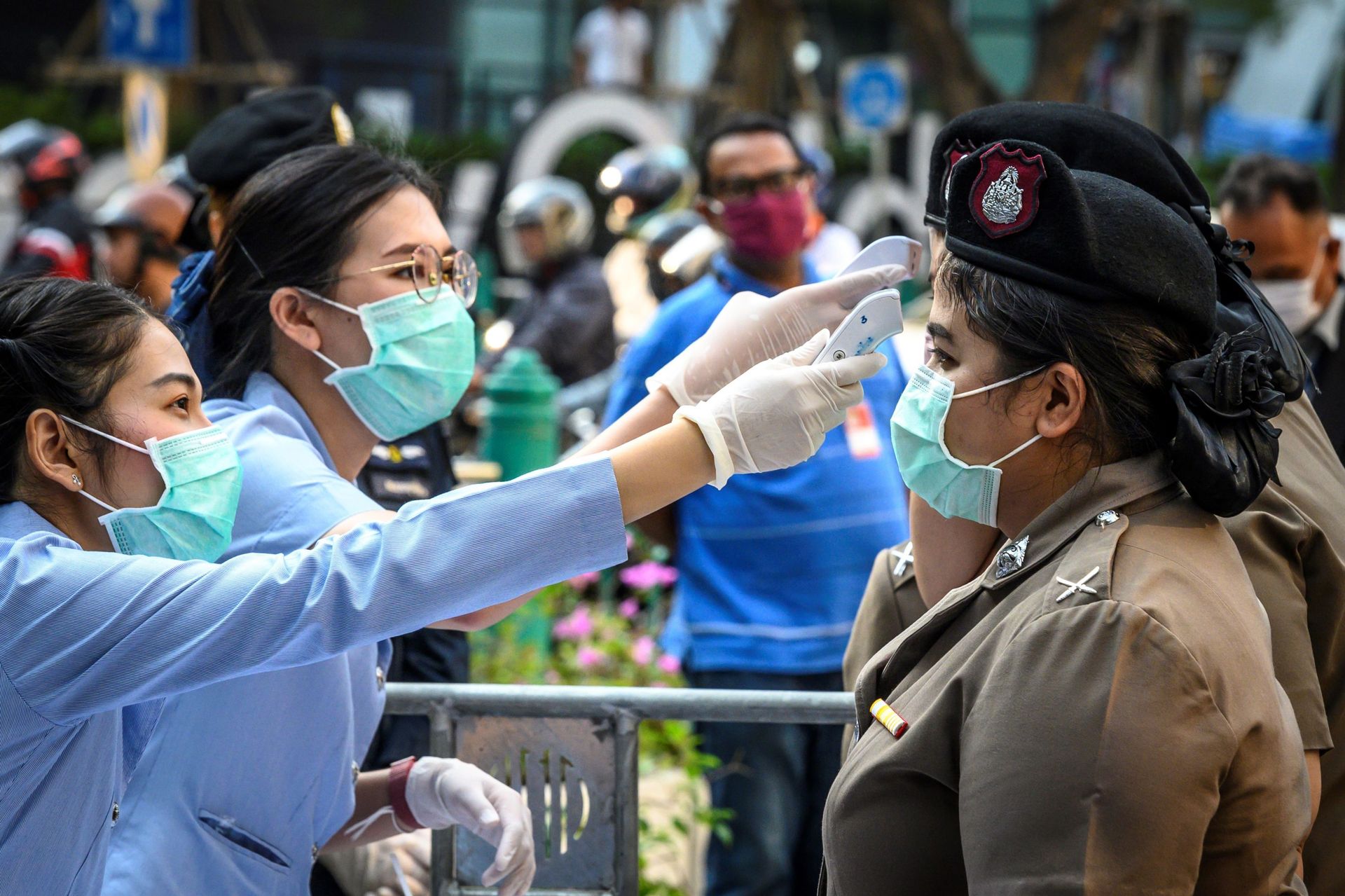Prise de température pour les forces de l'ordre à Bangkok, ce 1er mars 