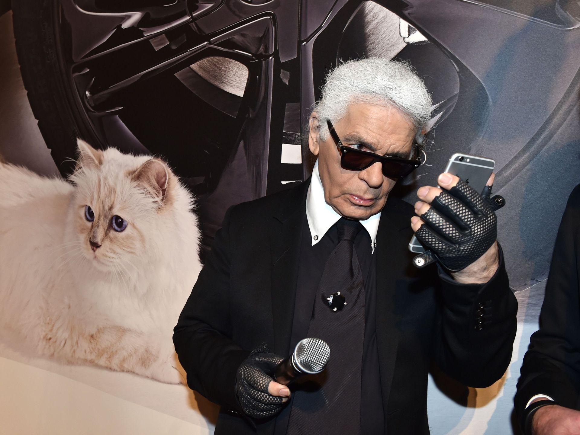 Karl Lagerfeld et une photo de son chat, Choupette