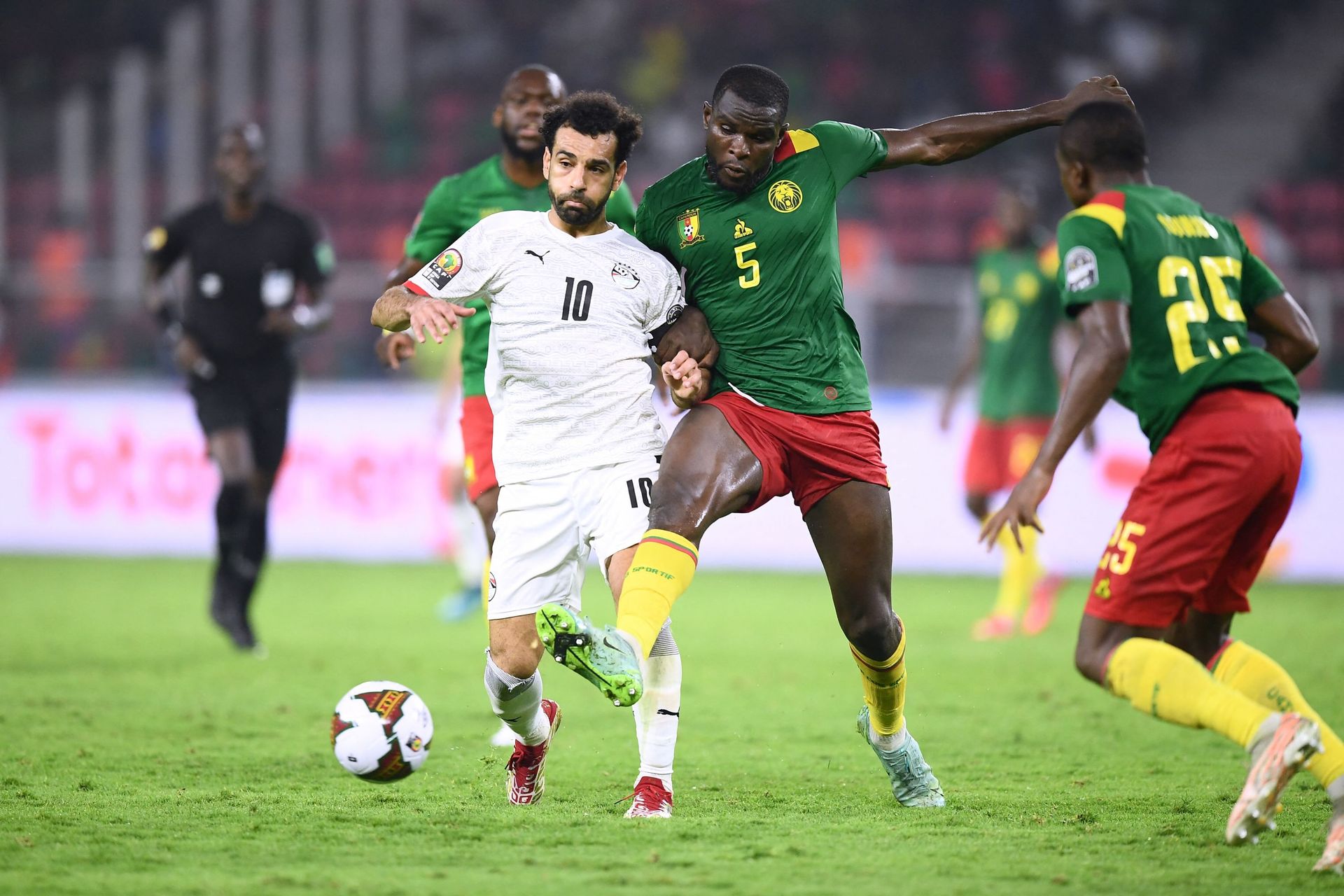 Michael Ngadeu (Cameroun) à la lutte avec Mo Salah (Egypte) lors de la récente CAN
