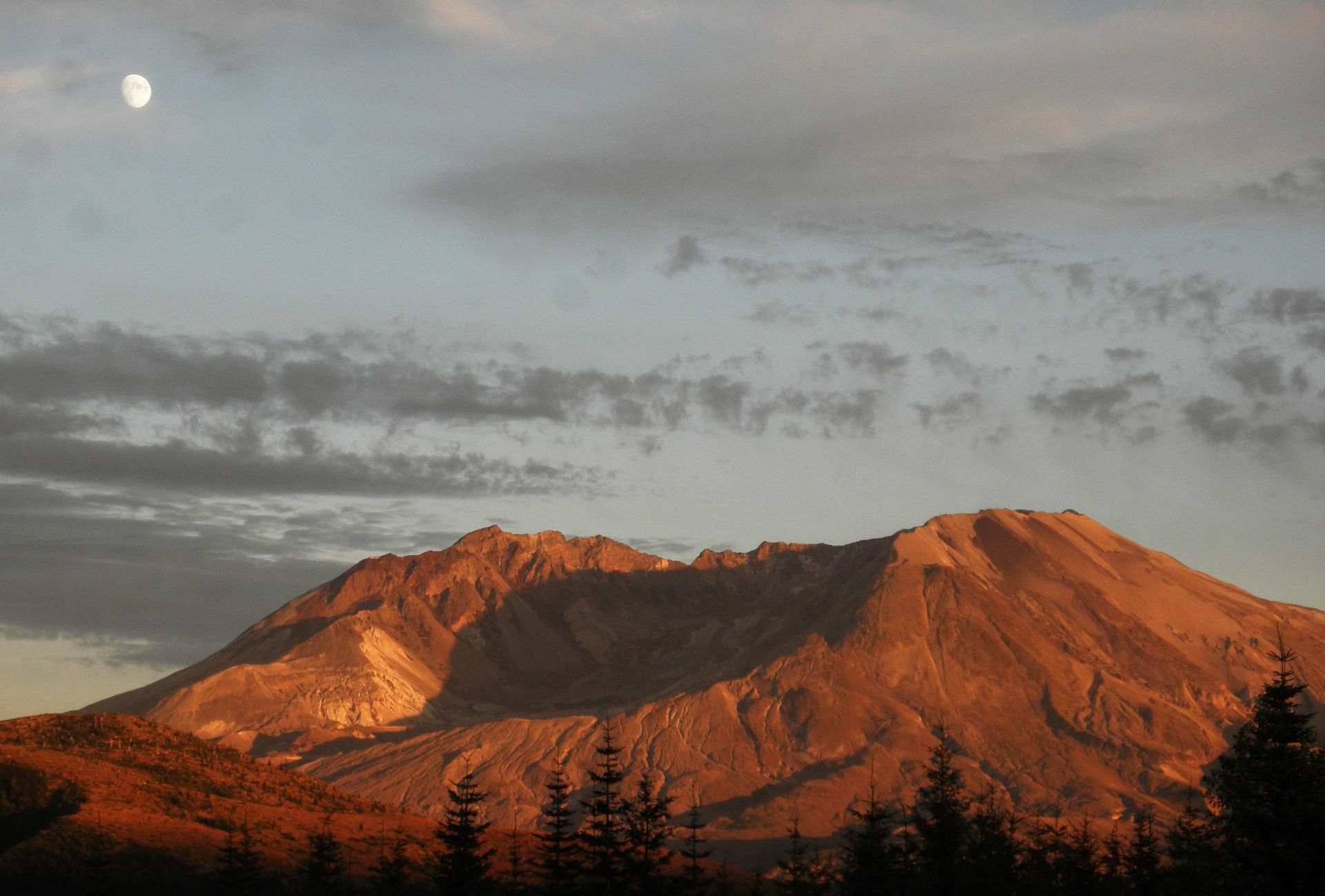 Le cratère qui désormais remplace le sommet du Mont Saint-Helens. 