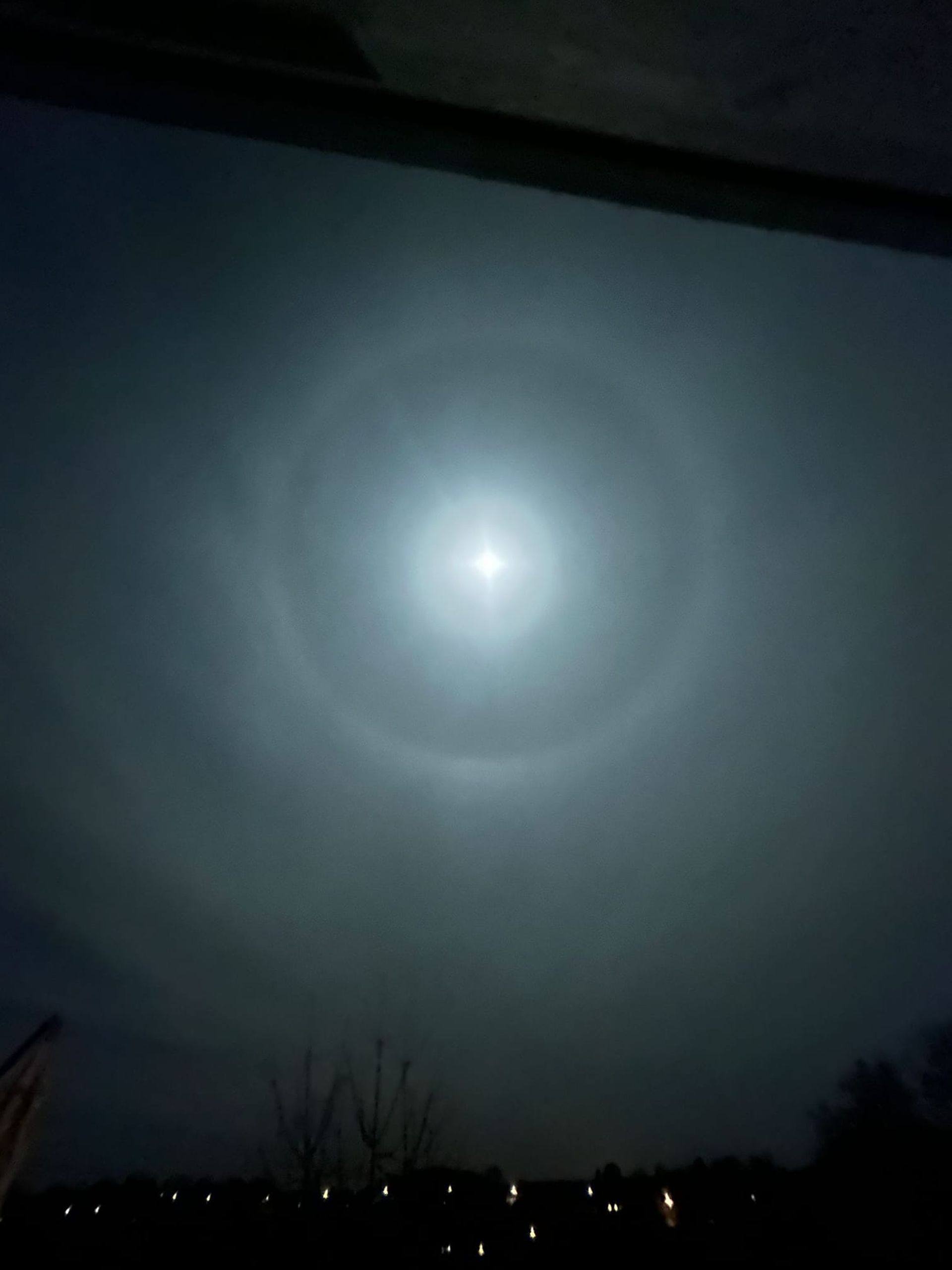 Halo lumineux autour de la Lune comment expliquer ce phénomène — free download