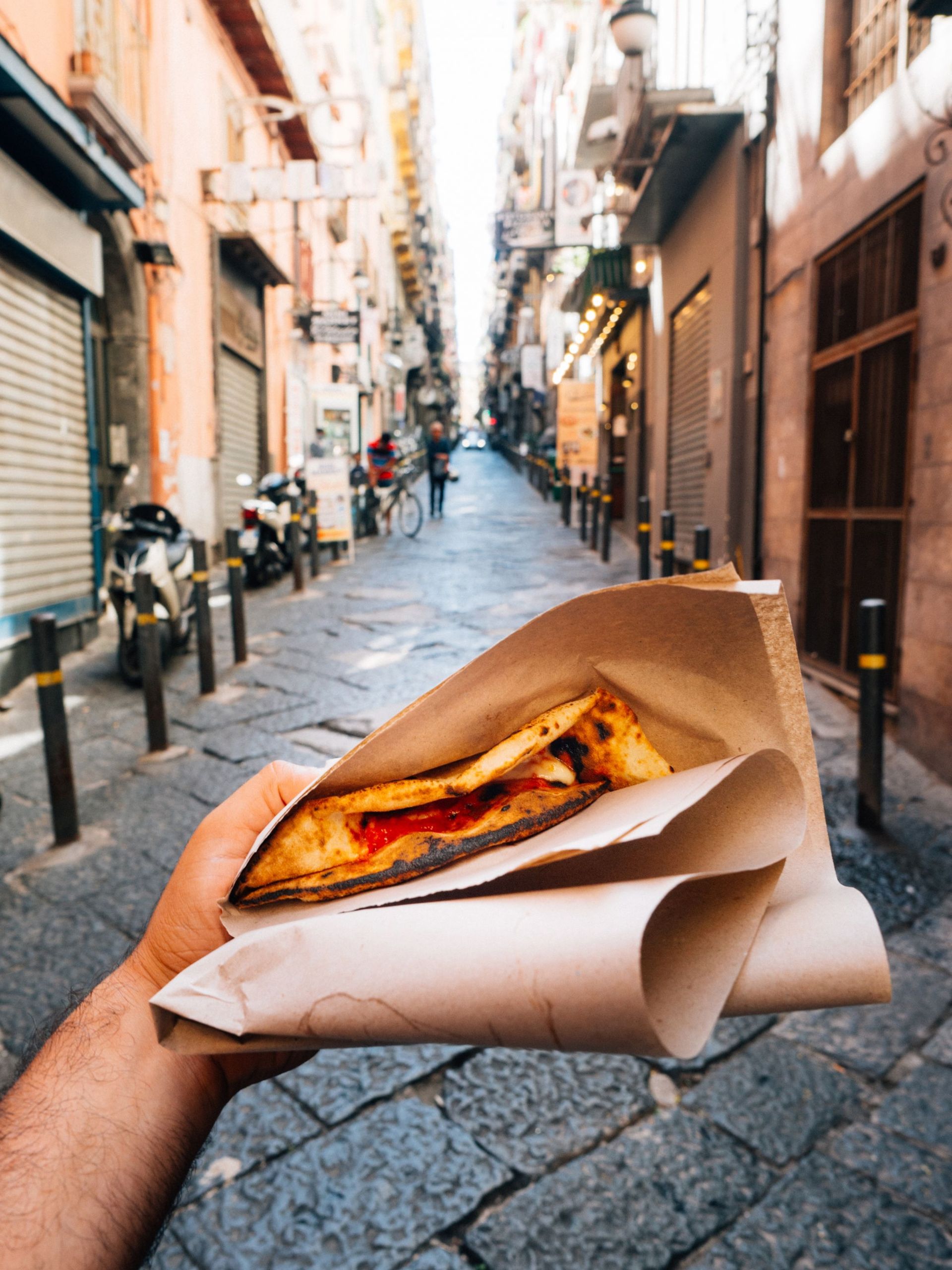 Pizza "en portefeuille" dans les rues de Naples 
