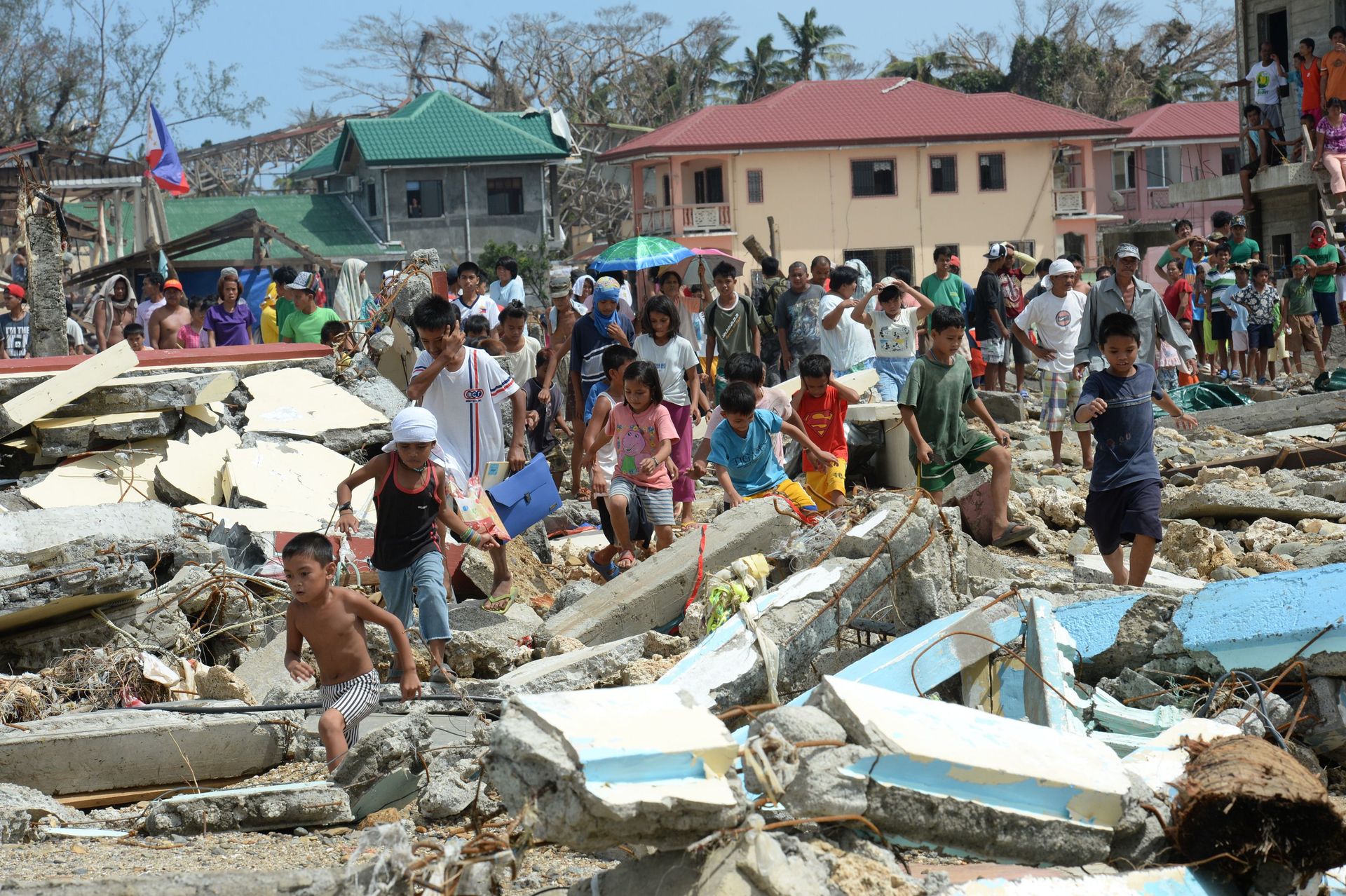Les survivants du typhon se précipitant vers les secours dans la ville de Hernani (Samar).