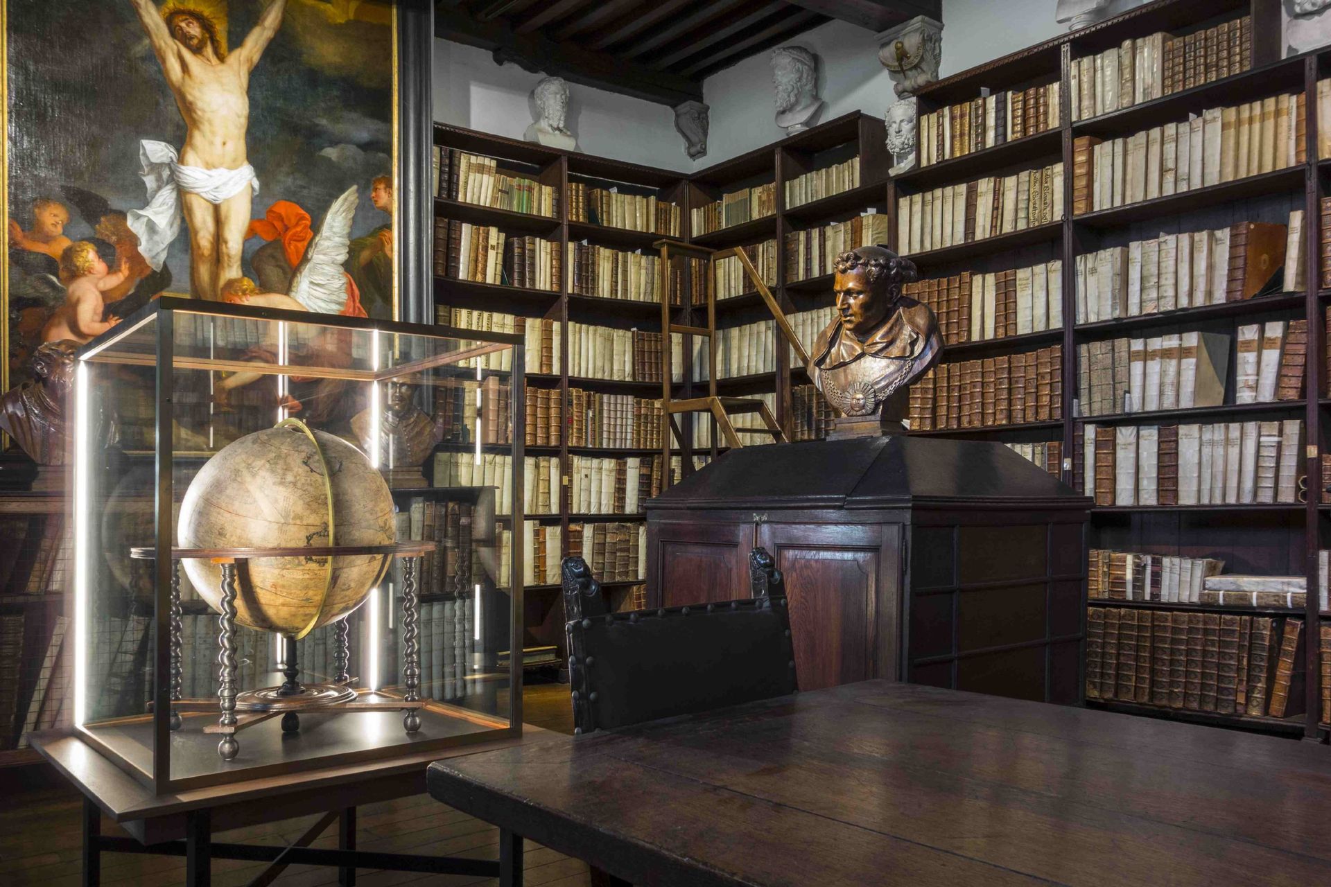 La bibliothèque contient des ouvrages précieux