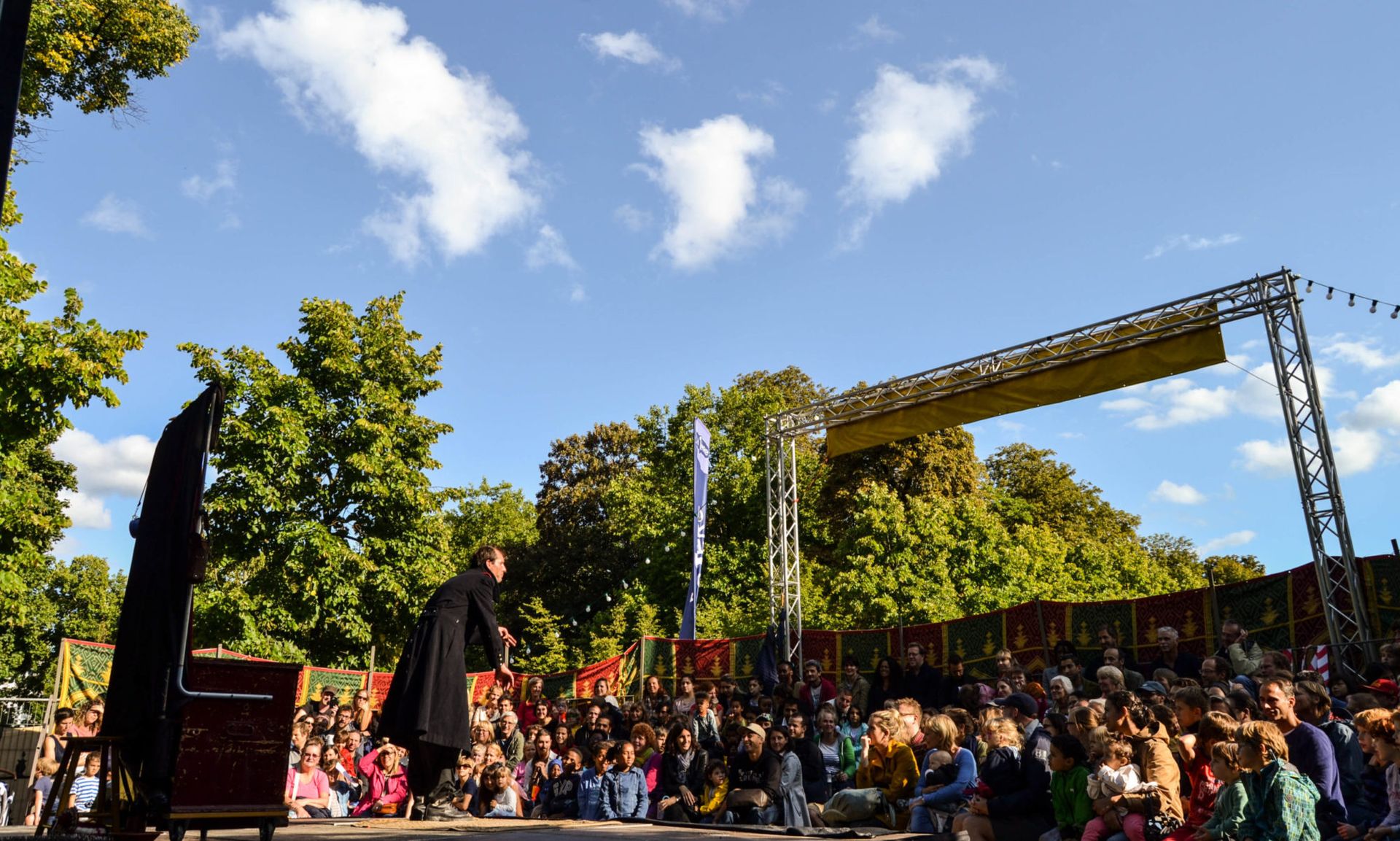 Festival Théâtres Nomades : 4 jours d'art de rue au Bois de La Cambre -  RTBF Actus