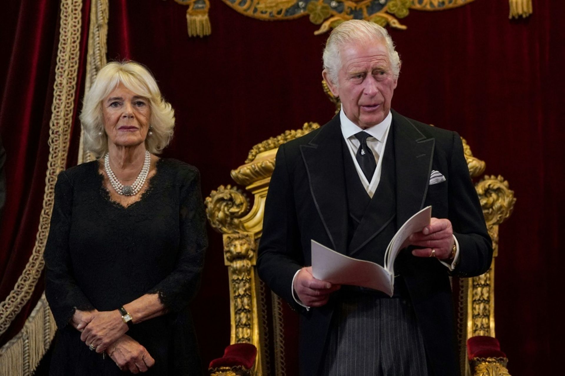 Le roi Charles III (droite) s’adresse au conseil d’accession au Palais St James de Londres (Royaume-Uni) en compagnie de son épouse, la reine consort Camilla (gauche), le 10 septembre 2022