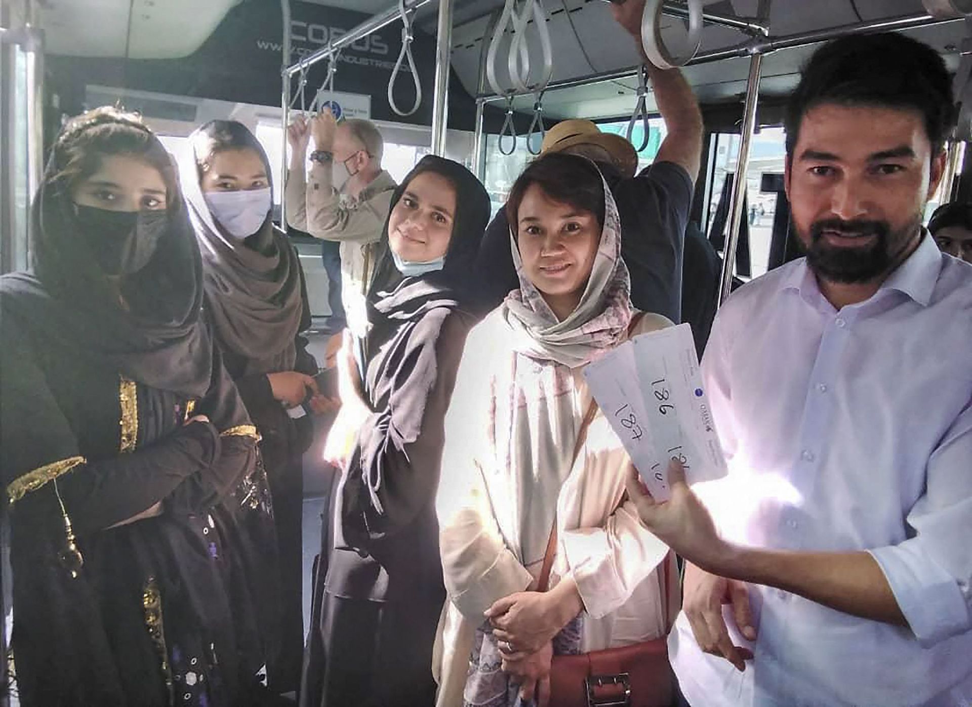 Les élèves et professeur de l’Institut national de musique afghan prêt à embarquer pour un vol Kaboul-Doha