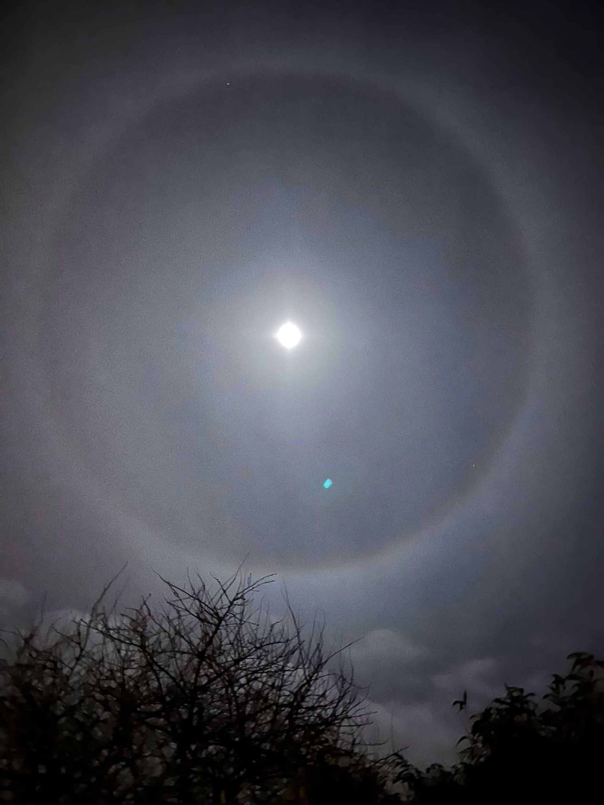 Halo lumineux autour de la Lune comment expliquer ce phénomène — free download