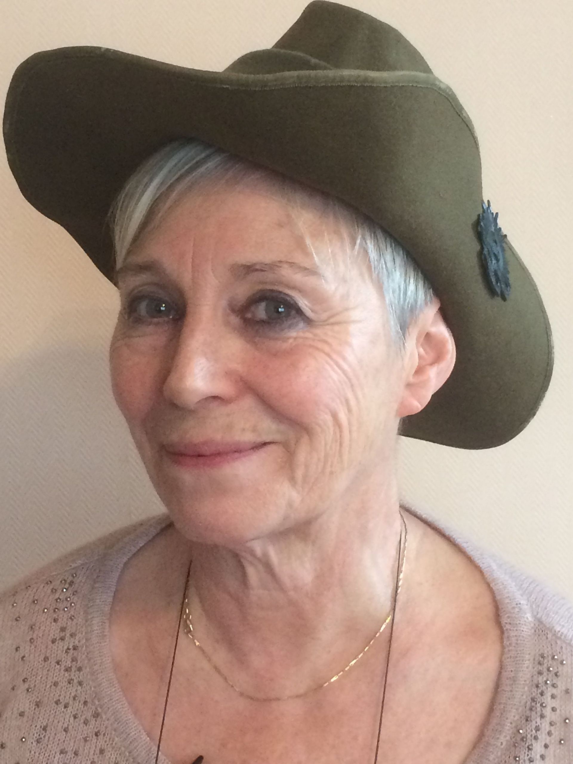 Claire Dujardin coiffée du "slouch hat". Elle n'a pas pu percer jusqu'au bout le mystère du lit de camp de l'Australien et de sa grand-mère 