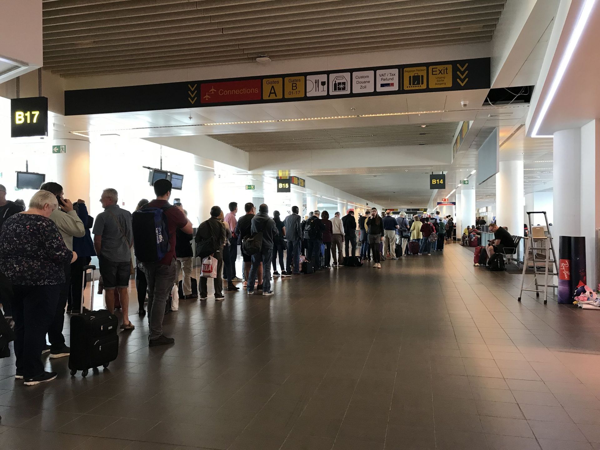 Longue file devant le comptoir Brussels Airlines dans la partie salles d’embarquement de l’aéroport.