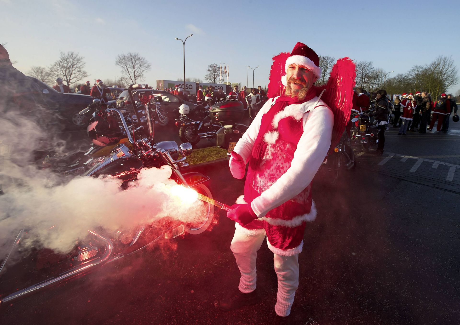 Un des participants, solide motard qui a préféré le déguisement de mère Noël, a fait impression